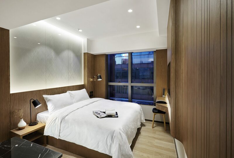 eaton hong kong, executive club, executive club lounge, hong kong-macau ferry terminal, horizonte lounge, hotel madera hong kong, iclub amtd sheung wan hotel, isquare, kimberley hotel, kowloon cricket club, largos hotel, metropark hotel mongkok, mini hotel causeway bay, mirama shopping mall, mong kok, nathan hotel, otto hotel, page 148 hotel, park hotel, park lane shopping boulevard, popway hotel, presidentail suite, prince edward, regal kowloon hotel, sheung wan, signature greenery, the kimberley hotel, the mira hong kong, tsim sha tsui, uptop bistro and bar, victoria harbour chinese restaurant, wifi boutique hotel, ที่พักฮ่องกง, ที่พักฮ่องกง2023, ที่พักฮ่องกง2024, ที่พักฮ่องกง2567, ที่พักฮ่องกงเดินทางง่าย, ที่พักฮ่องกงในเมือง, ที่พักใกล้แหล่งช้อปปิ้ง, สถานีรถไฟใต้ดินจิมซาจุ่ย, อาหารเช้าแบบบุฟเฟ่ต์, ฮ่องกง, ฮ่องกงนอนที่ไหน, ฮ่องกงพักไหนดี, โรงแรมฮ่องกง, โรงแรมฮ่องกง2023, โรงแรมฮ่องกงในเมือง, ใจกลางหว่านไจ๋และคอสเวย์เบย์, top 15+ ที่พักฮ่องกง 2024 ใจกลางเมือง เดินทางสะดวก ช็อปปิ้งง่าย