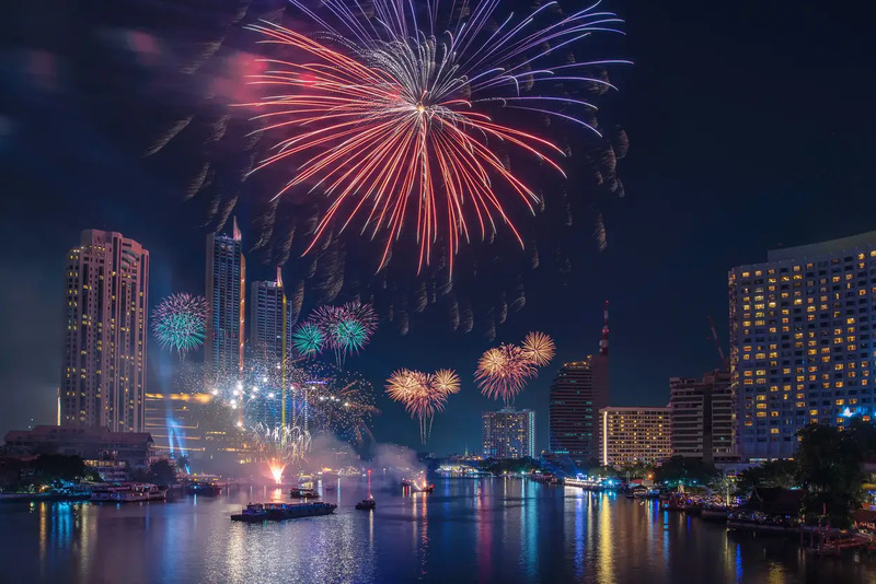 1. โรงแรม รามาดา พลาซา บาย วินด์แฮม แบงคอก แม่น้ำ ริเวอร์ไซด์, 2. Ten Six Hundred Chao Phraya Bangkok, 3. Royal Orchid Sheraton Hotel &amp; Towers, 4. โรงแรมไอบิส กรุงเทพ ริเวอร์ไซด์, 5. โรงแรมเดอะ สลิล ริเวอร์ไซด์ กรุงเทพฯ, 6. เข้าท่าห์ ริเวอร์เทล Kowtha Rivertel, 7. อวานี พลัส ริเวอร์ไซด์ กรุงเทพฯ, 8. โรงแรมมิลเลนเนียม ฮิลตัน กรุงเทพ, 9. โรงแรมแชงกรี-ลา กรุงเทพฯ, 10. โรงแรมเซ็นทาราแกรนด์ บางกอก คอนเวนชัน เซ็นเตอร์ แอท เซ็นทรัลเวิลด์, 11. interContinental Bangkok, 12. Centre Point Hotel Silom, 13. Anantara Riverside Bangkok Resort, 14. โรงแรมชาเทรียม ริเวอร์ไซด์ กรุงเทพฯ, 15. โรงแรม เพนนินซูลา กรุงเทพฯ, Top 15+ โรงแรมดูพลุปีใหม่ในกรุงเทพ วิวดี น่านอนเคาท์ดาวน์!
