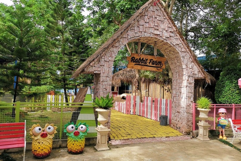 alpacahill, coro field, secret space, ตลาดน้ำดำเนินสะดวก, ถ้ำเขาบิน, ที่เที่ยว, ที่เที่ยวราชบุรี, ที่เที่ยวราชบุรี 2024, ที่เที่ยวราชบุรี 2567, ราชบุรี, วัดพระคริสตหฤทัย, วัดหนองหอย, วัดเพลง, วินเทจฟาร์ม, สถานที่ท่องเที่ยว, อัลปาก้าฮิลล์, อุทยานหินเขางู, เดอะซีนเนอรี่, เถ้าฮงไถ่, เที่ยวจังหวัดราชบุรี, เที่ยวราชบุรี, เที่ยวราชบุรี 2024, เที่ยวราชบุรี 2567, เที่ยวแม่น้ำแม่กลอง, เที่ยวใกล้กรุงเทพ, แก่งส้มแมว, โคโร่ ฟิลด์, top 30+ ที่เที่ยวราชบุรี [กรกฎาคม2024] เมืองน่าเที่ยว มนต์เสน่ห์แห่งลุ่มแม่น้ำแม่กลอง