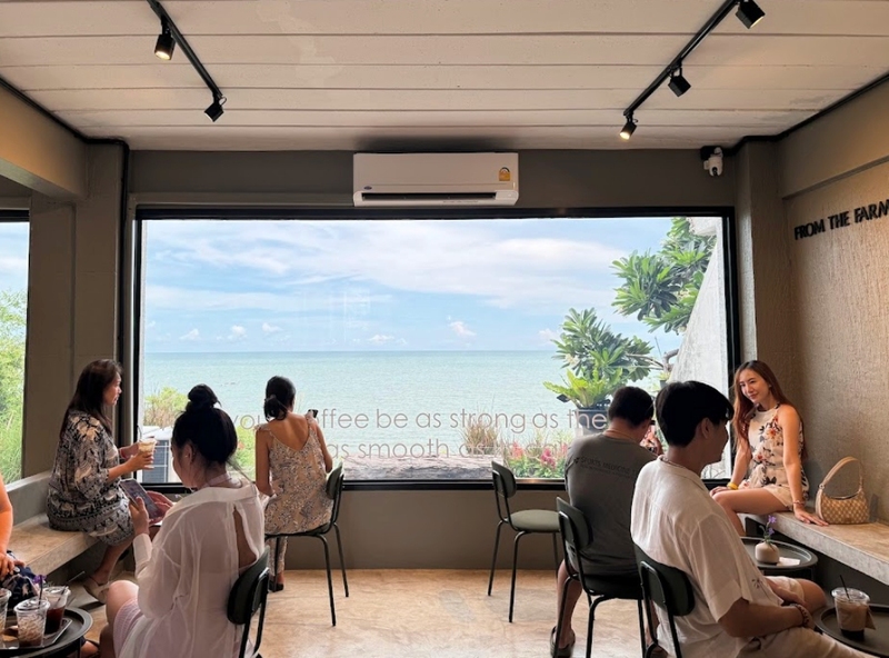 bake and more, bellinee’s rayong, guer cafe, happy camper rayong, happy camper คาเฟ่, mama don’t like espresso bar & bake lab, mhuan fun cafe & art, misahouse, phala craft coffee roasters, seaseoul cafe, she sails cafe & beach club, she sails rayong, the creeper house, triple o coffee, u cup coffee, คาเฟ่ระยอง, คาเฟ่ระยอง 2024, คาเฟ่ระยอง 2567, คาเฟ่ริมทะเล ระยอง, คาเฟ่เปิดใหม่ ระยอง, คาเฟ่ใกลฉัน, ซีโซล คาเฟ่, ปาฎี, มาม่า ดอนท์ ไลท์ คาเฟ่, มิสะเฮ้าท์, ระยอง 2024, ระยอง 2567, ระยอง คาเฟ่, ร้านปาฎี, ร้านเกื้อ, สวนก๋ง, เที่ยวระยอง, เบค แอนด์ มอร์ คาเฟ่, เบลลินี่ ระยอง, เหมือนฝัน คาเฟ่, top 15+ คาเฟ่ระยอง [กรกฎาคม 2024] นั่งจิบชากาแฟ ทานเบเกอรี่ ดื่มด่ำธรรมชาติ รับลมริมทะเล