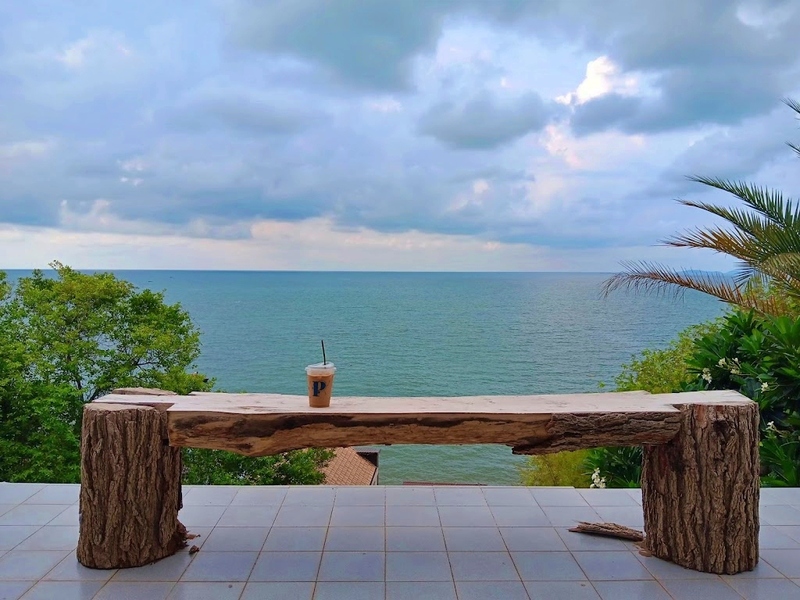 bake and more, bellinee’s rayong, guer cafe, happy camper rayong, happy camper คาเฟ่, mama don’t like espresso bar & bake lab, mhuan fun cafe & art, misahouse, phala craft coffee roasters, seaseoul cafe, she sails cafe & beach club, she sails rayong, the creeper house, triple o coffee, u cup coffee, คาเฟ่ระยอง, คาเฟ่ระยอง 2024, คาเฟ่ระยอง 2567, คาเฟ่ริมทะเล ระยอง, คาเฟ่เปิดใหม่ ระยอง, คาเฟ่ใกลฉัน, ซีโซล คาเฟ่, ปาฎี, มาม่า ดอนท์ ไลท์ คาเฟ่, มิสะเฮ้าท์, ระยอง 2024, ระยอง 2567, ระยอง คาเฟ่, ร้านปาฎี, ร้านเกื้อ, สวนก๋ง, เที่ยวระยอง, เบค แอนด์ มอร์ คาเฟ่, เบลลินี่ ระยอง, เหมือนฝัน คาเฟ่, top 15+ คาเฟ่ระยอง [กรกฎาคม 2024] นั่งจิบชากาแฟ ทานเบเกอรี่ ดื่มด่ำธรรมชาติ รับลมริมทะเล