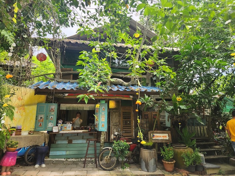 bake and more, bellinee’s rayong, guer cafe, happy camper rayong, happy camper คาเฟ่, mama don’t like espresso bar & bake lab, mhuan fun cafe & art, misahouse, phala craft coffee roasters, seaseoul cafe, she sails cafe & beach club, she sails rayong, the creeper house, triple o coffee, u cup coffee, คาเฟ่ระยอง, คาเฟ่ระยอง 2024, คาเฟ่ระยอง 2567, คาเฟ่ริมทะเล ระยอง, คาเฟ่เปิดใหม่ ระยอง, คาเฟ่ใกลฉัน, ซีโซล คาเฟ่, ปาฎี, มาม่า ดอนท์ ไลท์ คาเฟ่, มิสะเฮ้าท์, ระยอง 2024, ระยอง 2567, ระยอง คาเฟ่, ร้านปาฎี, ร้านเกื้อ, สวนก๋ง, เที่ยวระยอง, เบค แอนด์ มอร์ คาเฟ่, เบลลินี่ ระยอง, เหมือนฝัน คาเฟ่, top 15+ คาเฟ่ระยอง [กรกฎาคม 2024] นั่งจิบชากาแฟ ทานเบเกอรี่ ดื่มด่ำธรรมชาติ รับลมริมทะเล