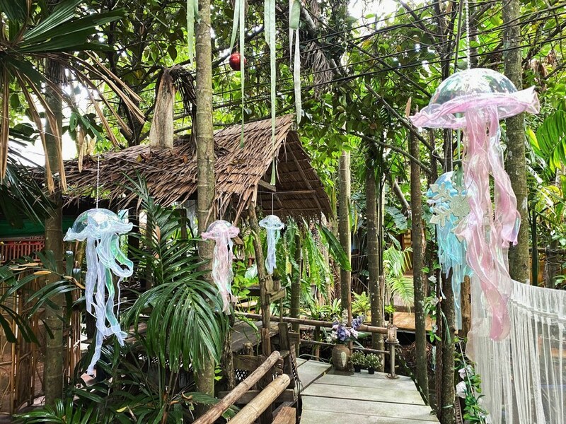 bake and more, bellinee’s rayong, guer cafe, happy camper rayong, happy camper คาเฟ่, mama don’t like espresso bar & bake lab, mhuan fun cafe & art, misahouse, phala craft coffee roasters, seaseoul cafe, she sails cafe & beach club, she sails rayong, the creeper house, triple o coffee, u cup coffee, คาเฟ่ระยอง, คาเฟ่ระยอง 2024, คาเฟ่ระยอง 2567, คาเฟ่ริมทะเล ระยอง, คาเฟ่เปิดใหม่ ระยอง, คาเฟ่ใกลฉัน, ซีโซล คาเฟ่, ปาฎี, มาม่า ดอนท์ ไลท์ คาเฟ่, มิสะเฮ้าท์, ระยอง 2024, ระยอง 2567, ระยอง คาเฟ่, ร้านปาฎี, ร้านเกื้อ, สวนก๋ง, เที่ยวระยอง, เบค แอนด์ มอร์ คาเฟ่, เบลลินี่ ระยอง, เหมือนฝัน คาเฟ่, top 15+ คาเฟ่ระยอง [กรกฎาคม 2024] นั่งจิบชากาแฟ ทานเบเกอรี่ ดื่มด่ำธรรมชาติ รับลมริมทะเล