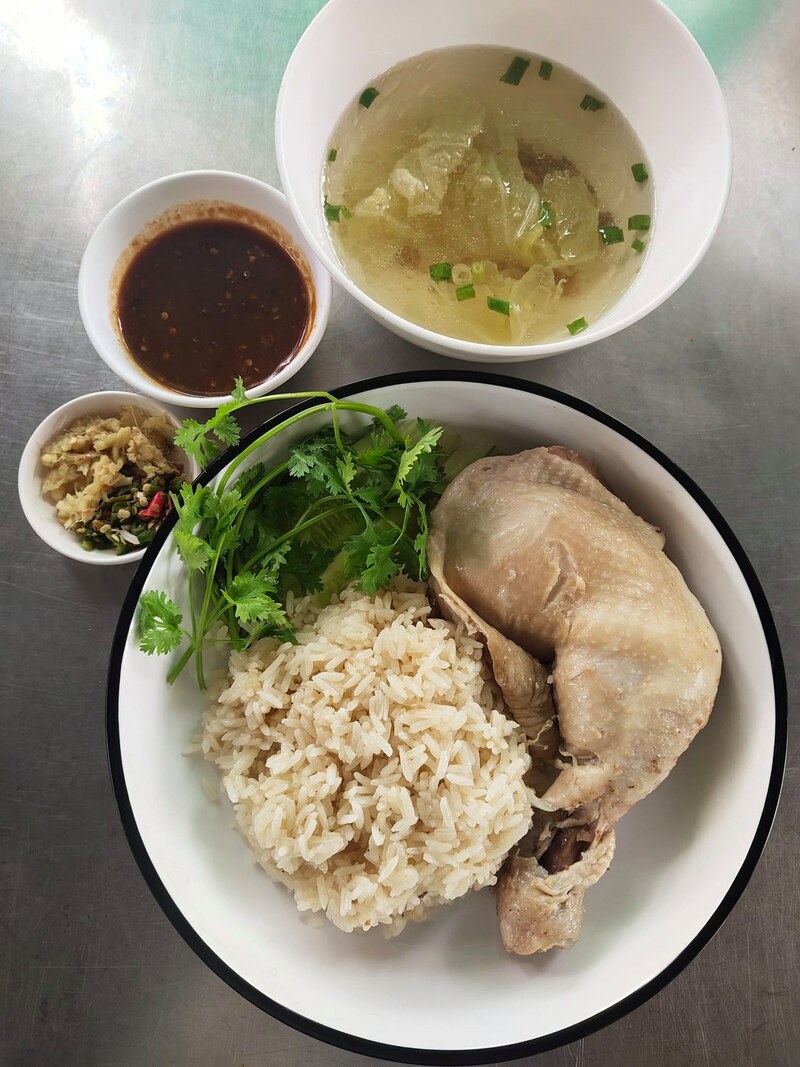 top 8+ ร้านข้าวมันไก่จานใหญ่ให้เยอะ เนื้อไก่ชิ้นโตไก่นิ่มฟินเว่อร์
