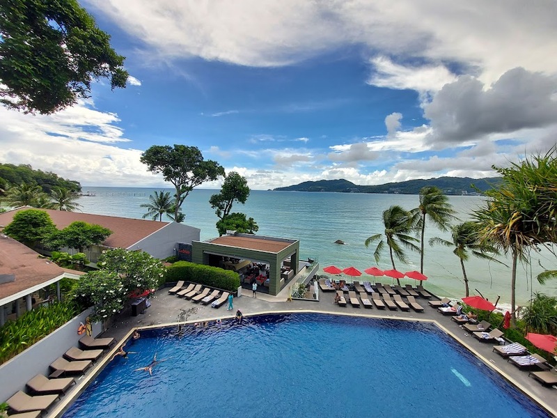[hkolu8ik, ban leng coffee, bangjiam backyard cafe, bix cafe, cafe phuket, campus coffee roaster, cheevit cheeva, coming home cafe, coming home cafe & seascape, cozy cafe phuket, day & night of phuket, hohiho phuket, hohiho restaurant & cafe phuket, hommori, hosay bowl, hosay bowl phuket town, jule cafe, jule coffee co, lay cafe phuket, ma doo bua cafe, phuket view point cafe, pink cafe phuket, refresh cafe, roôf pudding & cafe, samutr bar, sea clam cafe & bistro, smile bar, smile restaurant, starbucks arinara, tarzan seaside cafe, the beach by starbucks, the cozy cafe phuket, the ruby sea cafe, tree monkeys restaurant, waylany kids cafe, คาเฟ่ สี, คาเฟ่ ใกล้ฉัน, คาเฟ่จังหวัดภูเก็ต, คาเฟ่ต้นไม้, คาเฟ่ภูเก็ต, คาเฟ่ภูเก็ต 2023, คาเฟ่ภูเก็ต 2566, คาเฟ่ริมทะเลภูเก็ต, คาเฟ่ลับภูเก็ต, คาเฟ่เปิดใหม่, คาเฟ่เปิดใหม่ภูเก็ต, คาเฟ่ใกล้ฉัน, คาเฟ่ในภูเก็ต, คาเฟ่ในภูเก็ต 2023, คาเฟ่ในภูเก็ต 2566, ชีวิตชีวา คาเฟ่, ทรีมังกี้ส์, บ้านสีครามคาเฟ่, บ้านเลงคาเฟ่, ภูเก็ต, มาดูบัว คาเฟ่, ย่านเมืองเก่าภูเก็ต, สตาร์บัคริมทะเล, สมุทรบาร์, โฮมโมริ, top 25+ คาเฟ่ภูเก็ต [กรกฎาคม 2024] ชิมอาหารรสเด็ด ดื่มกาแฟดี ท่ามกลางบรรยากาศสุดชิลล์บนเกาะ