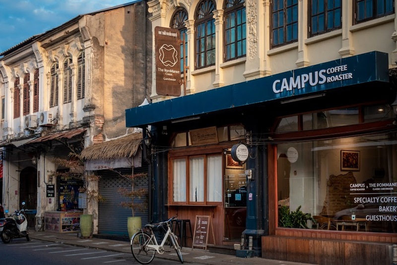 [hkolu8ik, ban leng coffee, bangjiam backyard cafe, bix cafe, cafe phuket, campus coffee roaster, cheevit cheeva, coming home cafe, coming home cafe & seascape, cozy cafe phuket, day & night of phuket, hohiho phuket, hohiho restaurant & cafe phuket, hommori, hosay bowl, hosay bowl phuket town, jule cafe, jule coffee co, lay cafe phuket, ma doo bua cafe, phuket view point cafe, pink cafe phuket, refresh cafe, roôf pudding & cafe, samutr bar, sea clam cafe & bistro, smile bar, smile restaurant, starbucks arinara, tarzan seaside cafe, the beach by starbucks, the cozy cafe phuket, the ruby sea cafe, tree monkeys restaurant, waylany kids cafe, คาเฟ่ สี, คาเฟ่ ใกล้ฉัน, คาเฟ่จังหวัดภูเก็ต, คาเฟ่ต้นไม้, คาเฟ่ภูเก็ต, คาเฟ่ภูเก็ต 2023, คาเฟ่ภูเก็ต 2566, คาเฟ่ริมทะเลภูเก็ต, คาเฟ่ลับภูเก็ต, คาเฟ่เปิดใหม่, คาเฟ่เปิดใหม่ภูเก็ต, คาเฟ่ใกล้ฉัน, คาเฟ่ในภูเก็ต, คาเฟ่ในภูเก็ต 2023, คาเฟ่ในภูเก็ต 2566, ชีวิตชีวา คาเฟ่, ทรีมังกี้ส์, บ้านสีครามคาเฟ่, บ้านเลงคาเฟ่, ภูเก็ต, มาดูบัว คาเฟ่, ย่านเมืองเก่าภูเก็ต, สตาร์บัคริมทะเล, สมุทรบาร์, โฮมโมริ, top 25+ คาเฟ่ภูเก็ต [กรกฎาคม 2024] ชิมอาหารรสเด็ด ดื่มกาแฟดี ท่ามกลางบรรยากาศสุดชิลล์บนเกาะ