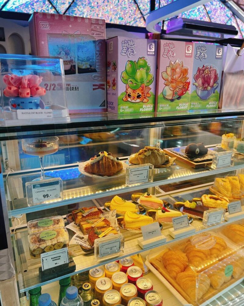[hkolu8ik, ban leng coffee, bangjiam backyard cafe, bix cafe, cafe phuket, campus coffee roaster, cheevit cheeva, coming home cafe, coming home cafe & seascape, cozy cafe phuket, day & night of phuket, hohiho phuket, hohiho restaurant & cafe phuket, hommori, hosay bowl, hosay bowl phuket town, jule cafe, jule coffee co, lay cafe phuket, ma doo bua cafe, phuket view point cafe, pink cafe phuket, refresh cafe, roôf pudding & cafe, samutr bar, sea clam cafe & bistro, smile bar, smile restaurant, starbucks arinara, tarzan seaside cafe, the beach by starbucks, the cozy cafe phuket, the ruby sea cafe, tree monkeys restaurant, waylany kids cafe, คาเฟ่ สี, คาเฟ่ ใกล้ฉัน, คาเฟ่จังหวัดภูเก็ต, คาเฟ่ต้นไม้, คาเฟ่ภูเก็ต, คาเฟ่ภูเก็ต 2023, คาเฟ่ภูเก็ต 2566, คาเฟ่ริมทะเลภูเก็ต, คาเฟ่ลับภูเก็ต, คาเฟ่เปิดใหม่, คาเฟ่เปิดใหม่ภูเก็ต, คาเฟ่ใกล้ฉัน, คาเฟ่ในภูเก็ต, คาเฟ่ในภูเก็ต 2023, คาเฟ่ในภูเก็ต 2566, ชีวิตชีวา คาเฟ่, ทรีมังกี้ส์, บ้านสีครามคาเฟ่, บ้านเลงคาเฟ่, ภูเก็ต, มาดูบัว คาเฟ่, ย่านเมืองเก่าภูเก็ต, สตาร์บัคริมทะเล, สมุทรบาร์, โฮมโมริ, top 25+ คาเฟ่ภูเก็ต [กรกฎาคม 2024] ชิมอาหารรสเด็ด ดื่มกาแฟดี ท่ามกลางบรรยากาศสุดชิลล์บนเกาะ