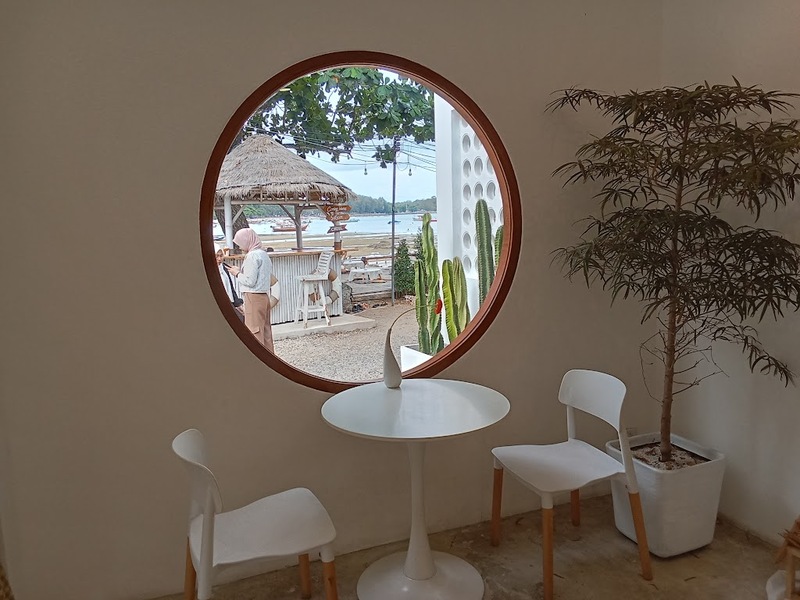 [hkolu8ik, ban leng coffee, bangjiam backyard cafe, bix cafe, cafe phuket, campus coffee roaster, cheevit cheeva, coming home cafe, coming home cafe & seascape, cozy cafe phuket, day & night of phuket, hohiho phuket, hohiho restaurant & cafe phuket, hommori, hosay bowl, hosay bowl phuket town, jule cafe, jule coffee co, lay cafe phuket, ma doo bua cafe, phuket view point cafe, pink cafe phuket, refresh cafe, roôf pudding & cafe, samutr bar, sea clam cafe & bistro, smile bar, smile restaurant, starbucks arinara, tarzan seaside cafe, the beach by starbucks, the cozy cafe phuket, the ruby sea cafe, tree monkeys restaurant, waylany kids cafe, คาเฟ่ สี, คาเฟ่ ใกล้ฉัน, คาเฟ่จังหวัดภูเก็ต, คาเฟ่ต้นไม้, คาเฟ่ภูเก็ต, คาเฟ่ภูเก็ต 2023, คาเฟ่ภูเก็ต 2566, คาเฟ่ริมทะเลภูเก็ต, คาเฟ่ลับภูเก็ต, คาเฟ่เปิดใหม่, คาเฟ่เปิดใหม่ภูเก็ต, คาเฟ่ใกล้ฉัน, คาเฟ่ในภูเก็ต, คาเฟ่ในภูเก็ต 2023, คาเฟ่ในภูเก็ต 2566, ชีวิตชีวา คาเฟ่, ทรีมังกี้ส์, บ้านสีครามคาเฟ่, บ้านเลงคาเฟ่, ภูเก็ต, มาดูบัว คาเฟ่, ย่านเมืองเก่าภูเก็ต, สตาร์บัคริมทะเล, สมุทรบาร์, โฮมโมริ, top 25+ คาเฟ่ภูเก็ต [กรกฎาคม 2024] ชิมอาหารรสเด็ด ดื่มกาแฟดี ท่ามกลางบรรยากาศสุดชิลล์บนเกาะ