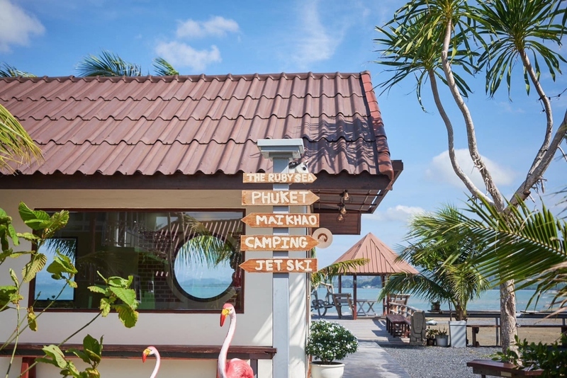 [hkolu8ik, ban leng coffee, bangjiam backyard cafe, bix cafe, cafe phuket, campus coffee roaster, cheevit cheeva, coming home cafe, coming home cafe & seascape, cozy cafe phuket, day & night of phuket, hohiho phuket, hohiho restaurant & cafe phuket, hommori, hosay bowl, hosay bowl phuket town, jule cafe, jule coffee co, lay cafe phuket, ma doo bua cafe, phuket view point cafe, pink cafe phuket, refresh cafe, roôf pudding & cafe, samutr bar, sea clam cafe & bistro, smile bar, smile restaurant, starbucks arinara, tarzan seaside cafe, the beach by starbucks, the cozy cafe phuket, the ruby sea cafe, tree monkeys restaurant, waylany kids cafe, คาเฟ่ สี, คาเฟ่ ใกล้ฉัน, คาเฟ่จังหวัดภูเก็ต, คาเฟ่ต้นไม้, คาเฟ่ภูเก็ต, คาเฟ่ภูเก็ต 2023, คาเฟ่ภูเก็ต 2566, คาเฟ่ริมทะเลภูเก็ต, คาเฟ่ลับภูเก็ต, คาเฟ่เปิดใหม่, คาเฟ่เปิดใหม่ภูเก็ต, คาเฟ่ใกล้ฉัน, คาเฟ่ในภูเก็ต, คาเฟ่ในภูเก็ต 2023, คาเฟ่ในภูเก็ต 2566, ชีวิตชีวา คาเฟ่, ทรีมังกี้ส์, บ้านสีครามคาเฟ่, บ้านเลงคาเฟ่, ภูเก็ต, มาดูบัว คาเฟ่, ย่านเมืองเก่าภูเก็ต, สตาร์บัคริมทะเล, สมุทรบาร์, โฮมโมริ, top 25+ คาเฟ่ภูเก็ต [กรกฎาคม 2024] ชิมอาหารรสเด็ด ดื่มกาแฟดี ท่ามกลางบรรยากาศสุดชิลล์บนเกาะ