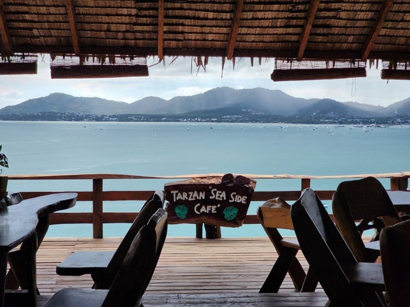 [hkolu8ik, ban leng coffee, bangjiam backyard cafe, bix cafe, cafe phuket, campus coffee roaster, cheevit cheeva, coming home cafe, coming home cafe & seascape, cozy cafe phuket, day & night of phuket, hohiho phuket, hohiho restaurant & cafe phuket, hommori, hosay bowl, hosay bowl phuket town, jule cafe, jule coffee co, lay cafe phuket, ma doo bua cafe, phuket view point cafe, pink cafe phuket, refresh cafe, roôf pudding & cafe, samutr bar, sea clam cafe & bistro, smile bar, smile restaurant, starbucks arinara, tarzan seaside cafe, the beach by starbucks, the cozy cafe phuket, the ruby sea cafe, tree monkeys restaurant, waylany kids cafe, คาเฟ่ สี, คาเฟ่ ใกล้ฉัน, คาเฟ่จังหวัดภูเก็ต, คาเฟ่ต้นไม้, คาเฟ่ภูเก็ต, คาเฟ่ภูเก็ต 2023, คาเฟ่ภูเก็ต 2566, คาเฟ่ริมทะเลภูเก็ต, คาเฟ่ลับภูเก็ต, คาเฟ่เปิดใหม่, คาเฟ่เปิดใหม่ภูเก็ต, คาเฟ่ใกล้ฉัน, คาเฟ่ในภูเก็ต, คาเฟ่ในภูเก็ต 2023, คาเฟ่ในภูเก็ต 2566, ชีวิตชีวา คาเฟ่, ทรีมังกี้ส์, บ้านสีครามคาเฟ่, บ้านเลงคาเฟ่, ภูเก็ต, มาดูบัว คาเฟ่, ย่านเมืองเก่าภูเก็ต, สตาร์บัคริมทะเล, สมุทรบาร์, โฮมโมริ, top 25+ คาเฟ่ภูเก็ต [กรกฎาคม 2024] ชิมอาหารรสเด็ด ดื่มกาแฟดี ท่ามกลางบรรยากาศสุดชิลล์บนเกาะ