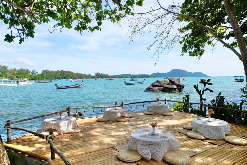 [hkolu8ik, ban leng coffee, bangjiam backyard cafe, bix cafe, cafe phuket, campus coffee roaster, cheevit cheeva, coming home cafe, coming home cafe & seascape, cozy cafe phuket, day & night of phuket, hohiho phuket, hohiho restaurant & cafe phuket, hommori, hosay bowl, hosay bowl phuket town, jule cafe, jule coffee co, lay cafe phuket, ma doo bua cafe, phuket view point cafe, pink cafe phuket, refresh cafe, roôf pudding & cafe, samutr bar, sea clam cafe & bistro, smile bar, smile restaurant, starbucks arinara, tarzan seaside cafe, the beach by starbucks, the cozy cafe phuket, the ruby sea cafe, tree monkeys restaurant, waylany kids cafe, คาเฟ่ สี, คาเฟ่ ใกล้ฉัน, คาเฟ่จังหวัดภูเก็ต, คาเฟ่ต้นไม้, คาเฟ่ภูเก็ต, คาเฟ่ภูเก็ต 2023, คาเฟ่ภูเก็ต 2566, คาเฟ่ริมทะเลภูเก็ต, คาเฟ่ลับภูเก็ต, คาเฟ่เปิดใหม่, คาเฟ่เปิดใหม่ภูเก็ต, คาเฟ่ใกล้ฉัน, คาเฟ่ในภูเก็ต, คาเฟ่ในภูเก็ต 2023, คาเฟ่ในภูเก็ต 2566, ชีวิตชีวา คาเฟ่, ทรีมังกี้ส์, บ้านสีครามคาเฟ่, บ้านเลงคาเฟ่, ภูเก็ต, มาดูบัว คาเฟ่, ย่านเมืองเก่าภูเก็ต, สตาร์บัคริมทะเล, สมุทรบาร์, โฮมโมริ, top 25+ คาเฟ่ภูเก็ต [กรกฎาคม 2024] ชิมอาหารรสเด็ด ดื่มกาแฟดี ท่ามกลางบรรยากาศสุดชิลล์บนเกาะ