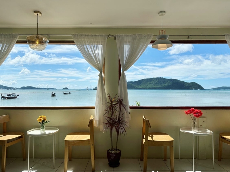 [hkolu8ik, ban leng coffee, bangjiam backyard cafe, bix cafe, cafe phuket, campus coffee roaster, cheevit cheeva, coming home cafe, coming home cafe & seascape, cozy cafe phuket, day & night of phuket, hohiho phuket, hohiho restaurant & cafe phuket, hommori, hosay bowl, hosay bowl phuket town, jule cafe, jule coffee co, lay cafe phuket, ma doo bua cafe, phuket view point cafe, pink cafe phuket, refresh cafe, roôf pudding & cafe, samutr bar, sea clam cafe & bistro, smile bar, smile restaurant, starbucks arinara, tarzan seaside cafe, the beach by starbucks, the cozy cafe phuket, the ruby sea cafe, tree monkeys restaurant, waylany kids cafe, คาเฟ่ สี, คาเฟ่ ใกล้ฉัน, คาเฟ่จังหวัดภูเก็ต, คาเฟ่ต้นไม้, คาเฟ่ภูเก็ต, คาเฟ่ภูเก็ต 2023, คาเฟ่ภูเก็ต 2566, คาเฟ่ริมทะเลภูเก็ต, คาเฟ่ลับภูเก็ต, คาเฟ่เปิดใหม่, คาเฟ่เปิดใหม่ภูเก็ต, คาเฟ่ใกล้ฉัน, คาเฟ่ในภูเก็ต, คาเฟ่ในภูเก็ต 2023, คาเฟ่ในภูเก็ต 2566, ชีวิตชีวา คาเฟ่, ทรีมังกี้ส์, บ้านสีครามคาเฟ่, บ้านเลงคาเฟ่, ภูเก็ต, มาดูบัว คาเฟ่, ย่านเมืองเก่าภูเก็ต, สตาร์บัคริมทะเล, สมุทรบาร์, โฮมโมริ, top 25+ คาเฟ่ภูเก็ต [กรกฎาคม 2024] ชิมอาหารรสเด็ด ดื่มกาแฟดี ท่ามกลางบรรยากาศสุดชิลล์บนเกาะ
