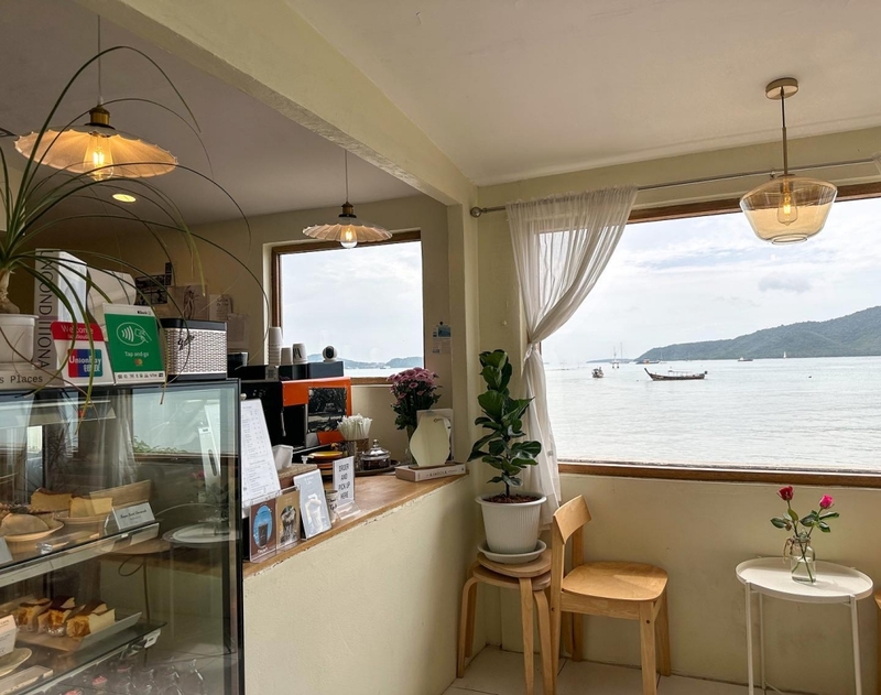 [hkolu8ik, ban leng coffee, bangjiam backyard cafe, bix cafe, cafe phuket, campus coffee roaster, cheevit cheeva, coming home cafe, coming home cafe & seascape, cozy cafe phuket, day & night of phuket, hohiho phuket, hohiho restaurant & cafe phuket, hommori, hosay bowl, hosay bowl phuket town, jule cafe, jule coffee co, lay cafe phuket, ma doo bua cafe, phuket view point cafe, pink cafe phuket, refresh cafe, roôf pudding & cafe, samutr bar, sea clam cafe & bistro, smile bar, smile restaurant, starbucks arinara, tarzan seaside cafe, the beach by starbucks, the cozy cafe phuket, the ruby sea cafe, tree monkeys restaurant, waylany kids cafe, คาเฟ่ สี, คาเฟ่ ใกล้ฉัน, คาเฟ่จังหวัดภูเก็ต, คาเฟ่ต้นไม้, คาเฟ่ภูเก็ต, คาเฟ่ภูเก็ต 2023, คาเฟ่ภูเก็ต 2566, คาเฟ่ริมทะเลภูเก็ต, คาเฟ่ลับภูเก็ต, คาเฟ่เปิดใหม่, คาเฟ่เปิดใหม่ภูเก็ต, คาเฟ่ใกล้ฉัน, คาเฟ่ในภูเก็ต, คาเฟ่ในภูเก็ต 2023, คาเฟ่ในภูเก็ต 2566, ชีวิตชีวา คาเฟ่, ทรีมังกี้ส์, บ้านสีครามคาเฟ่, บ้านเลงคาเฟ่, ภูเก็ต, มาดูบัว คาเฟ่, ย่านเมืองเก่าภูเก็ต, สตาร์บัคริมทะเล, สมุทรบาร์, โฮมโมริ, top 25+ คาเฟ่ภูเก็ต [กรกฎาคม 2024] ชิมอาหารรสเด็ด ดื่มกาแฟดี ท่ามกลางบรรยากาศสุดชิลล์บนเกาะ
