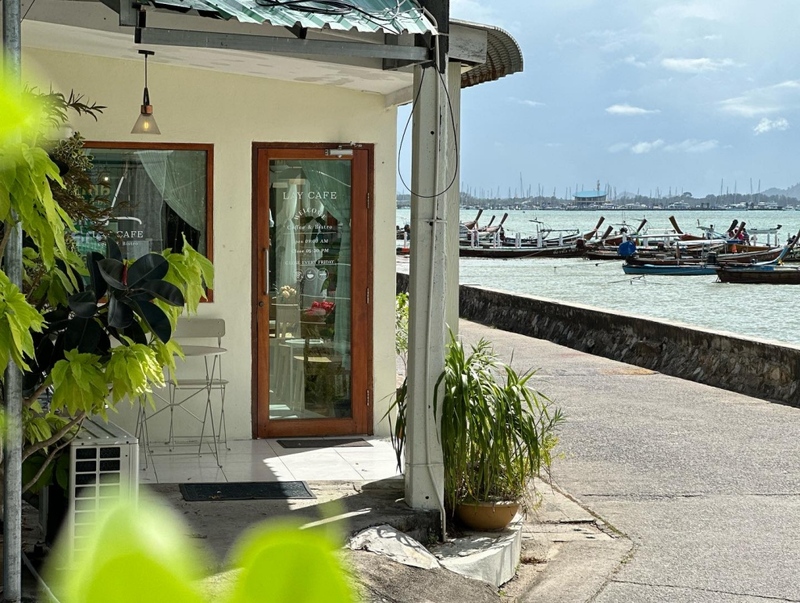 [hkolu8ik, ban leng coffee, bangjiam backyard cafe, bix cafe, cafe phuket, campus coffee roaster, cheevit cheeva, coming home cafe, coming home cafe & seascape, cozy cafe phuket, day & night of phuket, hohiho phuket, hohiho restaurant & cafe phuket, hommori, hosay bowl, hosay bowl phuket town, jule cafe, jule coffee co, lay cafe phuket, ma doo bua cafe, phuket view point cafe, pink cafe phuket, refresh cafe, roôf pudding & cafe, samutr bar, sea clam cafe & bistro, smile bar, smile restaurant, starbucks arinara, tarzan seaside cafe, the beach by starbucks, the cozy cafe phuket, the ruby sea cafe, tree monkeys restaurant, waylany kids cafe, คาเฟ่ สี, คาเฟ่ ใกล้ฉัน, คาเฟ่จังหวัดภูเก็ต, คาเฟ่ต้นไม้, คาเฟ่ภูเก็ต, คาเฟ่ภูเก็ต 2023, คาเฟ่ภูเก็ต 2566, คาเฟ่ริมทะเลภูเก็ต, คาเฟ่ลับภูเก็ต, คาเฟ่เปิดใหม่, คาเฟ่เปิดใหม่ภูเก็ต, คาเฟ่ใกล้ฉัน, คาเฟ่ในภูเก็ต, คาเฟ่ในภูเก็ต 2023, คาเฟ่ในภูเก็ต 2566, ชีวิตชีวา คาเฟ่, ทรีมังกี้ส์, บ้านสีครามคาเฟ่, บ้านเลงคาเฟ่, ภูเก็ต, มาดูบัว คาเฟ่, ย่านเมืองเก่าภูเก็ต, สตาร์บัคริมทะเล, สมุทรบาร์, โฮมโมริ, top 25+ คาเฟ่ภูเก็ต [กรกฎาคม 2024] ชิมอาหารรสเด็ด ดื่มกาแฟดี ท่ามกลางบรรยากาศสุดชิลล์บนเกาะ