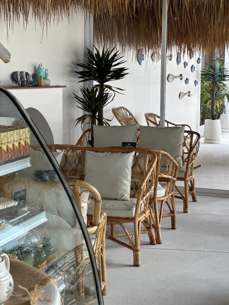 [hkolu8ik, ban leng coffee, bangjiam backyard cafe, bix cafe, cafe phuket, campus coffee roaster, cheevit cheeva, coming home cafe, coming home cafe & seascape, cozy cafe phuket, day & night of phuket, hohiho phuket, hohiho restaurant & cafe phuket, hommori, hosay bowl, hosay bowl phuket town, jule cafe, jule coffee co, lay cafe phuket, ma doo bua cafe, phuket view point cafe, pink cafe phuket, refresh cafe, roôf pudding & cafe, samutr bar, sea clam cafe & bistro, smile bar, smile restaurant, starbucks arinara, tarzan seaside cafe, the beach by starbucks, the cozy cafe phuket, the ruby sea cafe, tree monkeys restaurant, waylany kids cafe, คาเฟ่ สี, คาเฟ่ ใกล้ฉัน, คาเฟ่จังหวัดภูเก็ต, คาเฟ่ต้นไม้, คาเฟ่ภูเก็ต, คาเฟ่ภูเก็ต 2023, คาเฟ่ภูเก็ต 2566, คาเฟ่ริมทะเลภูเก็ต, คาเฟ่ลับภูเก็ต, คาเฟ่เปิดใหม่, คาเฟ่เปิดใหม่ภูเก็ต, คาเฟ่ใกล้ฉัน, คาเฟ่ในภูเก็ต, คาเฟ่ในภูเก็ต 2023, คาเฟ่ในภูเก็ต 2566, ชีวิตชีวา คาเฟ่, ทรีมังกี้ส์, บ้านสีครามคาเฟ่, บ้านเลงคาเฟ่, ภูเก็ต, มาดูบัว คาเฟ่, ย่านเมืองเก่าภูเก็ต, สตาร์บัคริมทะเล, สมุทรบาร์, โฮมโมริ, top 25+ คาเฟ่ภูเก็ต [กรกฎาคม 2024] ชิมอาหารรสเด็ด ดื่มกาแฟดี ท่ามกลางบรรยากาศสุดชิลล์บนเกาะ