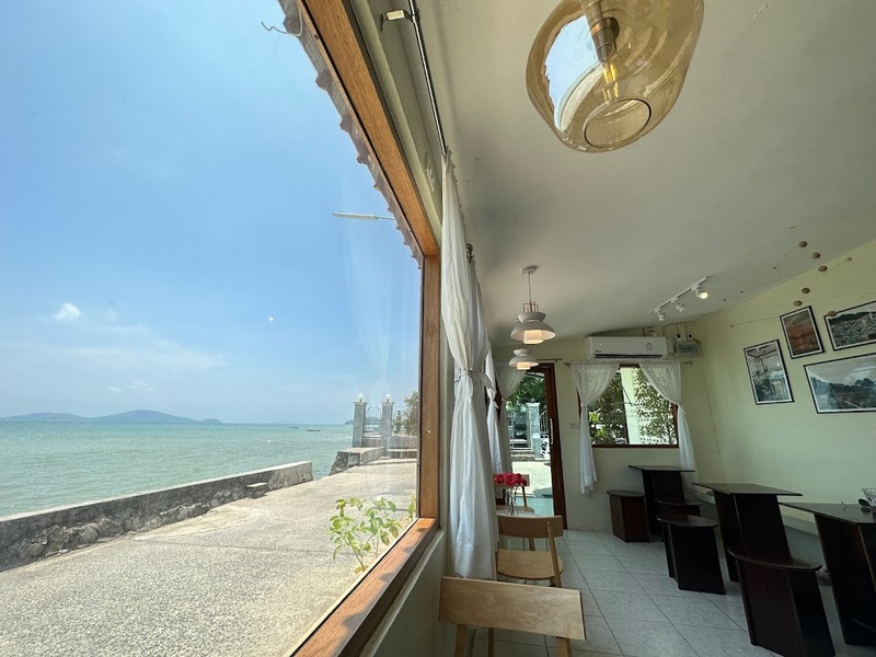 [hkolu8ik, ban leng coffee, bangjiam backyard cafe, bix cafe, cafe phuket, campus coffee roaster, cheevit cheeva, coming home cafe, coming home cafe & seascape, cozy cafe phuket, day & night of phuket, hohiho phuket, hohiho restaurant & cafe phuket, hommori, hosay bowl, hosay bowl phuket town, jule cafe, jule coffee co, lay cafe phuket, ma doo bua cafe, phuket view point cafe, pink cafe phuket, refresh cafe, roôf pudding & cafe, samutr bar, sea clam cafe & bistro, smile bar, smile restaurant, starbucks arinara, tarzan seaside cafe, the beach by starbucks, the cozy cafe phuket, the ruby sea cafe, tree monkeys restaurant, waylany kids cafe, คาเฟ่ สี, คาเฟ่ ใกล้ฉัน, คาเฟ่จังหวัดภูเก็ต, คาเฟ่ต้นไม้, คาเฟ่ภูเก็ต, คาเฟ่ภูเก็ต 2023, คาเฟ่ภูเก็ต 2566, คาเฟ่ริมทะเลภูเก็ต, คาเฟ่ลับภูเก็ต, คาเฟ่เปิดใหม่, คาเฟ่เปิดใหม่ภูเก็ต, คาเฟ่ใกล้ฉัน, คาเฟ่ในภูเก็ต, คาเฟ่ในภูเก็ต 2023, คาเฟ่ในภูเก็ต 2566, ชีวิตชีวา คาเฟ่, ทรีมังกี้ส์, บ้านสีครามคาเฟ่, บ้านเลงคาเฟ่, ภูเก็ต, มาดูบัว คาเฟ่, ย่านเมืองเก่าภูเก็ต, สตาร์บัคริมทะเล, สมุทรบาร์, โฮมโมริ, top 25+ คาเฟ่ภูเก็ต [กรกฎาคม 2024] ชิมอาหารรสเด็ด ดื่มกาแฟดี ท่ามกลางบรรยากาศสุดชิลล์บนเกาะ