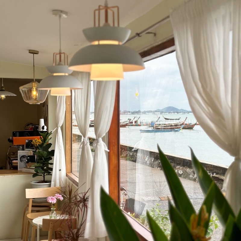 [hkolu8ik, ban leng coffee, bangjiam backyard cafe, bix cafe, cafe phuket, campus coffee roaster, cheevit cheeva, coming home cafe, coming home cafe & seascape, cozy cafe phuket, day & night of phuket, hohiho phuket, hohiho restaurant & cafe phuket, hommori, hosay bowl, hosay bowl phuket town, jule cafe, jule coffee co, lay cafe phuket, ma doo bua cafe, phuket view point cafe, pink cafe phuket, refresh cafe, roôf pudding & cafe, samutr bar, sea clam cafe & bistro, smile bar, smile restaurant, starbucks arinara, tarzan seaside cafe, the beach by starbucks, the cozy cafe phuket, the ruby sea cafe, tree monkeys restaurant, waylany kids cafe, คาเฟ่ สี, คาเฟ่ ใกล้ฉัน, คาเฟ่จังหวัดภูเก็ต, คาเฟ่ต้นไม้, คาเฟ่ภูเก็ต, คาเฟ่ภูเก็ต 2023, คาเฟ่ภูเก็ต 2566, คาเฟ่ริมทะเลภูเก็ต, คาเฟ่ลับภูเก็ต, คาเฟ่เปิดใหม่, คาเฟ่เปิดใหม่ภูเก็ต, คาเฟ่ใกล้ฉัน, คาเฟ่ในภูเก็ต, คาเฟ่ในภูเก็ต 2023, คาเฟ่ในภูเก็ต 2566, ชีวิตชีวา คาเฟ่, ทรีมังกี้ส์, บ้านสีครามคาเฟ่, บ้านเลงคาเฟ่, ภูเก็ต, มาดูบัว คาเฟ่, ย่านเมืองเก่าภูเก็ต, สตาร์บัคริมทะเล, สมุทรบาร์, โฮมโมริ, top 25+ คาเฟ่ภูเก็ต [กรกฎาคม 2024] ชิมอาหารรสเด็ด ดื่มกาแฟดี ท่ามกลางบรรยากาศสุดชิลล์บนเกาะ