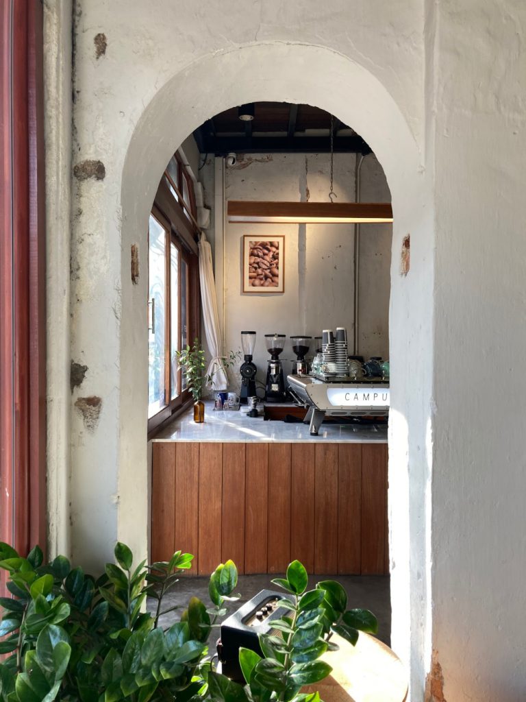 [hkolu8ik, ban leng coffee, bangjiam backyard cafe, bix cafe, cafe phuket, campus coffee roaster, cheevit cheeva, coming home cafe, coming home cafe & seascape, cozy cafe phuket, day & night of phuket, hohiho phuket, hohiho restaurant & cafe phuket, hommori, hosay bowl, hosay bowl phuket town, jule cafe, jule coffee co, lay cafe phuket, ma doo bua cafe, phuket view point cafe, pink cafe phuket, refresh cafe, roôf pudding & cafe, samutr bar, sea clam cafe & bistro, smile bar, smile restaurant, starbucks arinara, tarzan seaside cafe, the beach by starbucks, the cozy cafe phuket, the ruby sea cafe, tree monkeys restaurant, waylany kids cafe, คาเฟ่ สี, คาเฟ่ ใกล้ฉัน, คาเฟ่จังหวัดภูเก็ต, คาเฟ่ต้นไม้, คาเฟ่ภูเก็ต, คาเฟ่ภูเก็ต 2023, คาเฟ่ภูเก็ต 2566, คาเฟ่ริมทะเลภูเก็ต, คาเฟ่ลับภูเก็ต, คาเฟ่เปิดใหม่, คาเฟ่เปิดใหม่ภูเก็ต, คาเฟ่ใกล้ฉัน, คาเฟ่ในภูเก็ต, คาเฟ่ในภูเก็ต 2023, คาเฟ่ในภูเก็ต 2566, ชีวิตชีวา คาเฟ่, ทรีมังกี้ส์, บ้านสีครามคาเฟ่, บ้านเลงคาเฟ่, ภูเก็ต, มาดูบัว คาเฟ่, ย่านเมืองเก่าภูเก็ต, สตาร์บัคริมทะเล, สมุทรบาร์, โฮมโมริ, top 25+ คาเฟ่ภูเก็ต [กรกฎาคม 2024] ชิมอาหารรสเด็ด ดื่มกาแฟดี ท่ามกลางบรรยากาศสุดชิลล์บนเกาะ