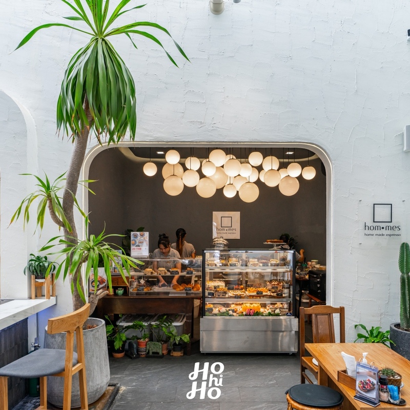 [hkolu8ik, ban leng coffee, bangjiam backyard cafe, bix cafe, cafe phuket, campus coffee roaster, cheevit cheeva, coming home cafe, coming home cafe & seascape, cozy cafe phuket, day & night of phuket, hohiho phuket, hohiho restaurant & cafe phuket, hommori, hosay bowl, hosay bowl phuket town, jule cafe, jule coffee co, lay cafe phuket, ma doo bua cafe, phuket view point cafe, pink cafe phuket, refresh cafe, roôf pudding & cafe, samutr bar, sea clam cafe & bistro, smile bar, smile restaurant, starbucks arinara, tarzan seaside cafe, the beach by starbucks, the cozy cafe phuket, the ruby sea cafe, tree monkeys restaurant, waylany kids cafe, คาเฟ่ สี, คาเฟ่ ใกล้ฉัน, คาเฟ่จังหวัดภูเก็ต, คาเฟ่ต้นไม้, คาเฟ่ภูเก็ต, คาเฟ่ภูเก็ต 2023, คาเฟ่ภูเก็ต 2566, คาเฟ่ริมทะเลภูเก็ต, คาเฟ่ลับภูเก็ต, คาเฟ่เปิดใหม่, คาเฟ่เปิดใหม่ภูเก็ต, คาเฟ่ใกล้ฉัน, คาเฟ่ในภูเก็ต, คาเฟ่ในภูเก็ต 2023, คาเฟ่ในภูเก็ต 2566, ชีวิตชีวา คาเฟ่, ทรีมังกี้ส์, บ้านสีครามคาเฟ่, บ้านเลงคาเฟ่, ภูเก็ต, มาดูบัว คาเฟ่, ย่านเมืองเก่าภูเก็ต, สตาร์บัคริมทะเล, สมุทรบาร์, โฮมโมริ, top 25+ คาเฟ่ภูเก็ต [กรกฎาคม 2024] ชิมอาหารรสเด็ด ดื่มกาแฟดี ท่ามกลางบรรยากาศสุดชิลล์บนเกาะ