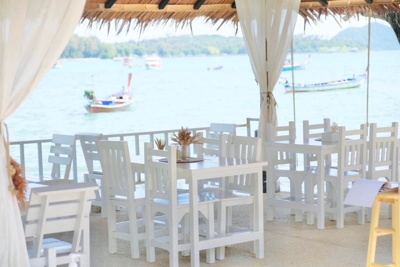 [hkolu8ik, ban leng coffee, bangjiam backyard cafe, bix cafe, cafe phuket, campus coffee roaster, cheevit cheeva, coming home cafe, coming home cafe & seascape, cozy cafe phuket, day & night of phuket, hohiho phuket, hohiho restaurant & cafe phuket, hommori, hosay bowl, hosay bowl phuket town, jule cafe, jule coffee co, lay cafe phuket, ma doo bua cafe, phuket view point cafe, pink cafe phuket, refresh cafe, roôf pudding & cafe, samutr bar, sea clam cafe & bistro, smile bar, smile restaurant, starbucks arinara, tarzan seaside cafe, the beach by starbucks, the cozy cafe phuket, the ruby sea cafe, tree monkeys restaurant, waylany kids cafe, คาเฟ่ สี, คาเฟ่ ใกล้ฉัน, คาเฟ่จังหวัดภูเก็ต, คาเฟ่ต้นไม้, คาเฟ่ภูเก็ต, คาเฟ่ภูเก็ต 2023, คาเฟ่ภูเก็ต 2566, คาเฟ่ริมทะเลภูเก็ต, คาเฟ่ลับภูเก็ต, คาเฟ่เปิดใหม่, คาเฟ่เปิดใหม่ภูเก็ต, คาเฟ่ใกล้ฉัน, คาเฟ่ในภูเก็ต, คาเฟ่ในภูเก็ต 2023, คาเฟ่ในภูเก็ต 2566, ชีวิตชีวา คาเฟ่, ทรีมังกี้ส์, บ้านสีครามคาเฟ่, บ้านเลงคาเฟ่, ภูเก็ต, มาดูบัว คาเฟ่, ย่านเมืองเก่าภูเก็ต, สตาร์บัคริมทะเล, สมุทรบาร์, โฮมโมริ, top 25+ คาเฟ่ภูเก็ต [กรกฎาคม 2024] ชิมอาหารรสเด็ด ดื่มกาแฟดี ท่ามกลางบรรยากาศสุดชิลล์บนเกาะ