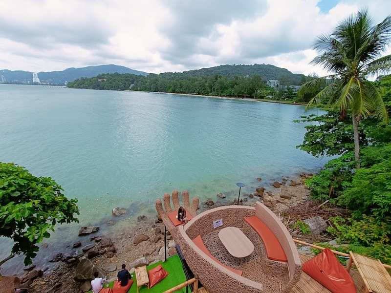 [hkolu8ik, ban leng coffee, bangjiam backyard cafe, bix cafe, cafe phuket, campus coffee roaster, cheevit cheeva, coming home cafe, coming home cafe & seascape, cozy cafe phuket, day & night of phuket, hohiho phuket, hohiho restaurant & cafe phuket, hommori, hosay bowl, hosay bowl phuket town, jule cafe, jule coffee co, lay cafe phuket, ma doo bua cafe, phuket view point cafe, pink cafe phuket, refresh cafe, roôf pudding & cafe, samutr bar, sea clam cafe & bistro, smile bar, smile restaurant, starbucks arinara, tarzan seaside cafe, the beach by starbucks, the cozy cafe phuket, the ruby sea cafe, tree monkeys restaurant, waylany kids cafe, คาเฟ่ สี, คาเฟ่ ใกล้ฉัน, คาเฟ่จังหวัดภูเก็ต, คาเฟ่ต้นไม้, คาเฟ่ภูเก็ต, คาเฟ่ภูเก็ต 2023, คาเฟ่ภูเก็ต 2566, คาเฟ่ริมทะเลภูเก็ต, คาเฟ่ลับภูเก็ต, คาเฟ่เปิดใหม่, คาเฟ่เปิดใหม่ภูเก็ต, คาเฟ่ใกล้ฉัน, คาเฟ่ในภูเก็ต, คาเฟ่ในภูเก็ต 2023, คาเฟ่ในภูเก็ต 2566, ชีวิตชีวา คาเฟ่, ทรีมังกี้ส์, บ้านสีครามคาเฟ่, บ้านเลงคาเฟ่, ภูเก็ต, มาดูบัว คาเฟ่, ย่านเมืองเก่าภูเก็ต, สตาร์บัคริมทะเล, สมุทรบาร์, โฮมโมริ, top 25+ คาเฟ่ภูเก็ต [กรกฎาคม 2024] ชิมอาหารรสเด็ด ดื่มกาแฟดี ท่ามกลางบรรยากาศสุดชิลล์บนเกาะ