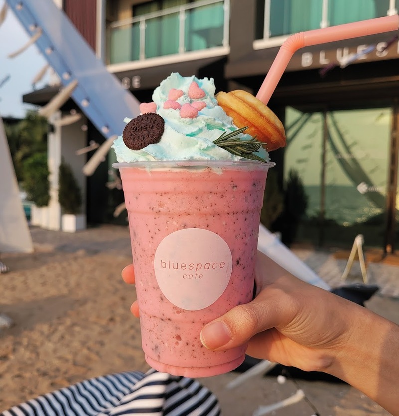 bluespace café คาเฟ่ริมชายหาดสุดสบายใจ มาตอนไหนก็ฟิน