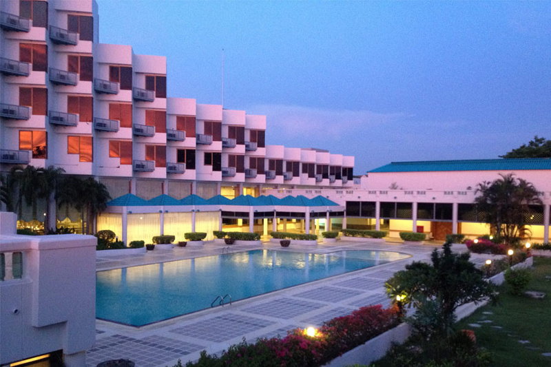 1. รตะธารา รีสอร์ท (Ratathara Resort), 2. โรงแรมซันธารา เวลเนส รีสอร์ท แอนด์ โฮเต็ล (Suntara Wellness Resort &amp; Hotel), 3. โมร๊อกโก โฮเทล (Morocc Hotel), 4. โรงแรมสัปปายะ บายโลตัส วัลเลย์ กอล์ฟ รีสอร์ท (Sappaya by Lotus Valley Golf Resort), 5. เจเค ลิฟวิ่ง โฮเทล แอนด์ เซอร์วิส อพาร์ทเมนท์ (JK Living Hotel and Service Apartment), 6. เย็นจิต รีสอร์ท (Yenjit Resort), 7. ที วินเทจ (T-Vintage), 8. สวนไม้ธารา รีสอร์ท แอนด์ สปา (Suanmaithara Resort and Spa), 9. เดอะ บราวเฮาส์ โฮเทล (The Brown House Hotel), Top 9+ ที่พักฉะเชิงเทรา 2567 ติดริมน้ำ ใกล้วัดหลวงพ่อโสธร ราคาถูก