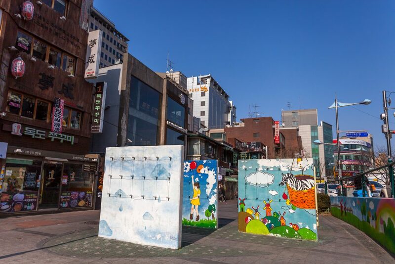 bukchon hanok village, cheonggyecheon stream, gangnam, gangnam style, haeundae beach, hongdae, hongik university, insadong, jagalchi, jagalchi fish market, korean streetfood, korean walking street, myeongdong, samcheongdong-gil road, seomyeon, waiking street, กรุงโซล, กังนัม, ขนมพื้นเมือง, คลองชองกเยชอน, ช้อปปิ้งเกาหลี 2024, ชายหาดแฮอุนแด, ซอมยอน, ตลาดปลาจากัลซี, ถนนคนเดินเกาหลี, ถนนซัมดองกิล, ถนนศิลปะ, ถนนเก่าอินซาดง, ปูซาน, สินค้าไฮเอนด์, หมู่บ้านบุกชอนฮันอก, อาหารทะเล, อินซาดง, ฮงแด, เต้นโคฟเวอร์, เทศกาลโคมไฟ, เที่ยวเกาหลี 2024, เที่ยวเกาหลี 2567, เที่ยวเกาหลีด้วยตัวเอง, เมียงดง, แบรนด์เนมเกาหลี, แฟนชั่นเกาหลี, แหล่งช็อปปิ้งเกาหลี, top 10+ ถนนคนเดินในเกาหลี 2024 แหล่งช็อปปิ้งเกาหลี แฟชั่นจัดเต็ม และงานศิลปะที่ไม่เหมือนใคร