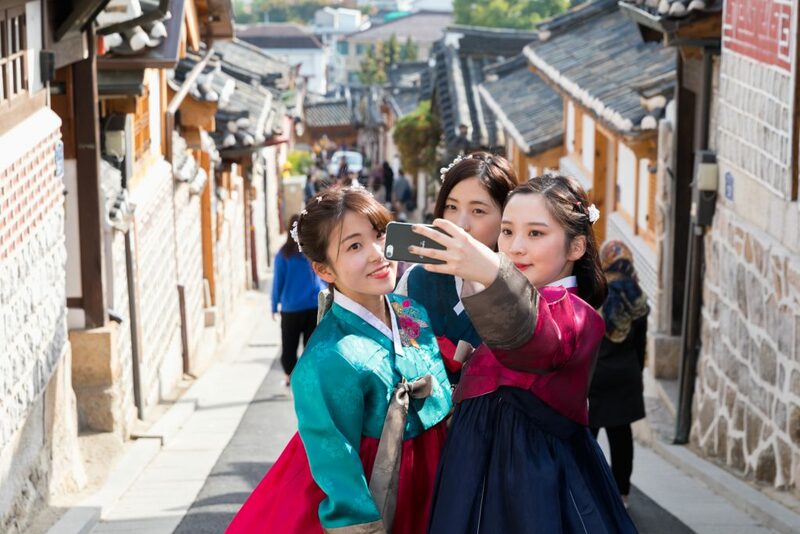bukchon hanok village, cheonggyecheon stream, gangnam, gangnam style, haeundae beach, hongdae, hongik university, insadong, jagalchi, jagalchi fish market, korean streetfood, korean walking street, myeongdong, samcheongdong-gil road, seomyeon, waiking street, กรุงโซล, กังนัม, ขนมพื้นเมือง, คลองชองกเยชอน, ช้อปปิ้งเกาหลี 2024, ชายหาดแฮอุนแด, ซอมยอน, ตลาดปลาจากัลซี, ถนนคนเดินเกาหลี, ถนนซัมดองกิล, ถนนศิลปะ, ถนนเก่าอินซาดง, ปูซาน, สินค้าไฮเอนด์, หมู่บ้านบุกชอนฮันอก, อาหารทะเล, อินซาดง, ฮงแด, เต้นโคฟเวอร์, เทศกาลโคมไฟ, เที่ยวเกาหลี 2024, เที่ยวเกาหลี 2567, เที่ยวเกาหลีด้วยตัวเอง, เมียงดง, แบรนด์เนมเกาหลี, แฟนชั่นเกาหลี, แหล่งช็อปปิ้งเกาหลี, top 10+ ถนนคนเดินในเกาหลี 2024 แหล่งช็อปปิ้งเกาหลี แฟชั่นจัดเต็ม และงานศิลปะที่ไม่เหมือนใคร
