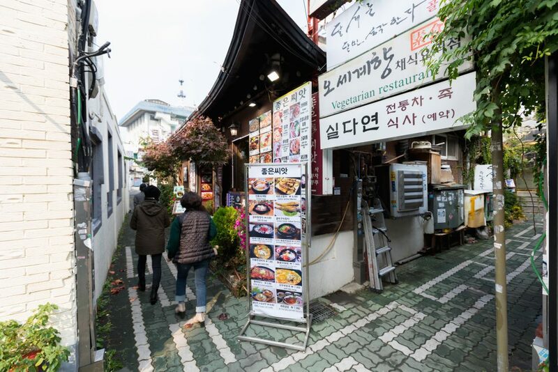 bukchon hanok village, cheonggyecheon stream, gangnam, gangnam style, haeundae beach, hongdae, hongik university, insadong, jagalchi, jagalchi fish market, korean streetfood, korean walking street, myeongdong, samcheongdong-gil road, seomyeon, waiking street, กรุงโซล, กังนัม, ขนมพื้นเมือง, คลองชองกเยชอน, ช้อปปิ้งเกาหลี 2024, ชายหาดแฮอุนแด, ซอมยอน, ตลาดปลาจากัลซี, ถนนคนเดินเกาหลี, ถนนซัมดองกิล, ถนนศิลปะ, ถนนเก่าอินซาดง, ปูซาน, สินค้าไฮเอนด์, หมู่บ้านบุกชอนฮันอก, อาหารทะเล, อินซาดง, ฮงแด, เต้นโคฟเวอร์, เทศกาลโคมไฟ, เที่ยวเกาหลี 2024, เที่ยวเกาหลี 2567, เที่ยวเกาหลีด้วยตัวเอง, เมียงดง, แบรนด์เนมเกาหลี, แฟนชั่นเกาหลี, แหล่งช็อปปิ้งเกาหลี, top 10+ ถนนคนเดินในเกาหลี 2024 แหล่งช็อปปิ้งเกาหลี แฟชั่นจัดเต็ม และงานศิลปะที่ไม่เหมือนใคร