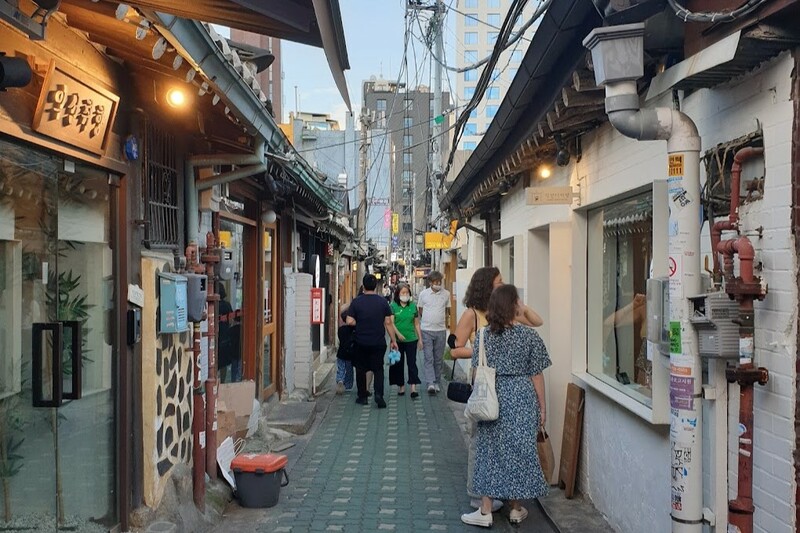 bukchon hanok village, cheonggyecheon stream, gangnam, gangnam style, haeundae beach, hongdae, hongik university, insadong, jagalchi, jagalchi fish market, korean streetfood, korean walking street, myeongdong, samcheongdong-gil road, seomyeon, waiking street, กรุงโซล, กังนัม, ขนมพื้นเมือง, คลองชองกเยชอน, ช้อปปิ้งเกาหลี 2024, ชายหาดแฮอุนแด, ซอมยอน, ตลาดปลาจากัลซี, ถนนคนเดินเกาหลี, ถนนซัมดองกิล, ถนนศิลปะ, ถนนเก่าอินซาดง, ปูซาน, สินค้าไฮเอนด์, หมู่บ้านบุกชอนฮันอก, อาหารทะเล, อินซาดง, ฮงแด, เต้นโคฟเวอร์, เทศกาลโคมไฟ, เที่ยวเกาหลี 2024, เที่ยวเกาหลี 2567, เที่ยวเกาหลีด้วยตัวเอง, เมียงดง, แบรนด์เนมเกาหลี, แฟนชั่นเกาหลี, แหล่งช็อปปิ้งเกาหลี, top 10+ ถนนคนเดินในเกาหลี 2024 แหล่งช็อปปิ้งเกาหลี แฟชั่นจัดเต็ม และงานศิลปะที่ไม่เหมือนใคร