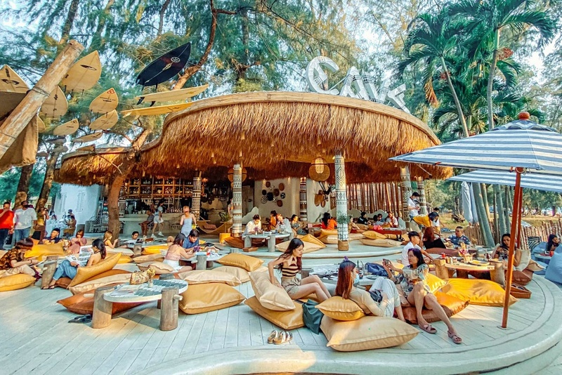 Cave Beach Club, Great &amp; Grand Sweet Destination, Tutu Beach, Papa Beach Pattaya, Summer House Pattaya, WHAN Milk Bar &amp; Cafe, Unnie 언니, Mongchang Cafe, Why Specialty Coffee, Skoop Beach Cafe, The Sky Gallery Pattaya, Backstreet Cafe &amp; Bar, S&rsquo;more Beach Cafe x Manual Brewing Bar, Castello Di Bellagio, Good Old Sea Beach Cafe, Treescape, Ordinary Coffee, Pastry Addiction, Somtavin Cafe (สมถวิล), Breezebox Cafe x Cactus, Black Forest, Loaf Bakers &amp; Brewers, Under The Sun, Z Beach, The Lunar Beach House, Seaweed Cafe, On Ground Cafe&nbsp;&amp; Farm, Wonder Bar, Dripoly, Tappia Floating Cafe Pattaya, Top 30+ คาเฟ่พัทยา [กรกฎาคม 2024] ตกแต่งเริ่ด มุมถ่ายรูปเพียบ แชะภาพได้รัว ๆ