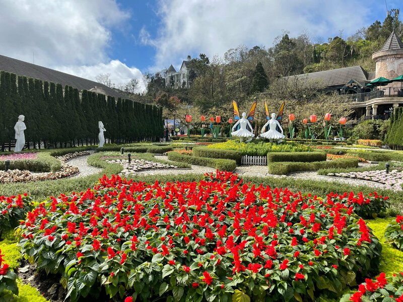 alpine coaster, ba na hill cable car, banahills, beer plaza, debay wine cellar, fantasy park, flying eyes theatre, french village, golden bridge, le jardin d'amour, linh phong zen monastery, linh ung pagoda, luna castle, mercure danang, mercure danang french village bana hills, saint denis, sun world, sun world ba na hills, tower drop, กระเช้าลอยฟ้า, กระเช้าเวียดนาม, ดานังเวียดนาม, ที่เที่ยวเวียดนาม 2023, บานาฮิลล์, บานาฮิลล์ 2024, บานาฮิลล์ 2567, ปราสาทจันทรา, พระพุทธรูปใหญ่, พระใหญ่บานาฮิลล์, รถไฟเหาะ, ร้านไวน์บานาฮิลล์, วัดหลินฟองเซ็น, สวนดอกไม้, สวนดอกไม้แห่งความรัก, สวนสนุก, สวนสนุกบานาฮิลล์, สะพานมือ, สะพานมือยักษ์, หมู่บ้านฝรั่งเศส, หอคอย9ชั้น, อาหารบุฟเฟ่ต์, เที่ยวดานัง, เที่ยวเวียดนาม, เมอร์เคียว ดานัง, เมืองฝรั่งเศส, ้เวียดนาม2023, โบสถ์เซนต์ เดนิส, โรงบ่มไวน์ดีเบย์, โรงแรมเมอร์เคียว ดานัง เฟรนช์ วิลเลจ บานา ฮิลส์, โรงไวน์, เที่ยวบานาฮิลล์ ยกยุโรปมาไว้เวียดนาม ขึ้นกระเช้าลอยฟ้าผ่านหมอก ไม่พลาดแลนด์มาร์คดัง