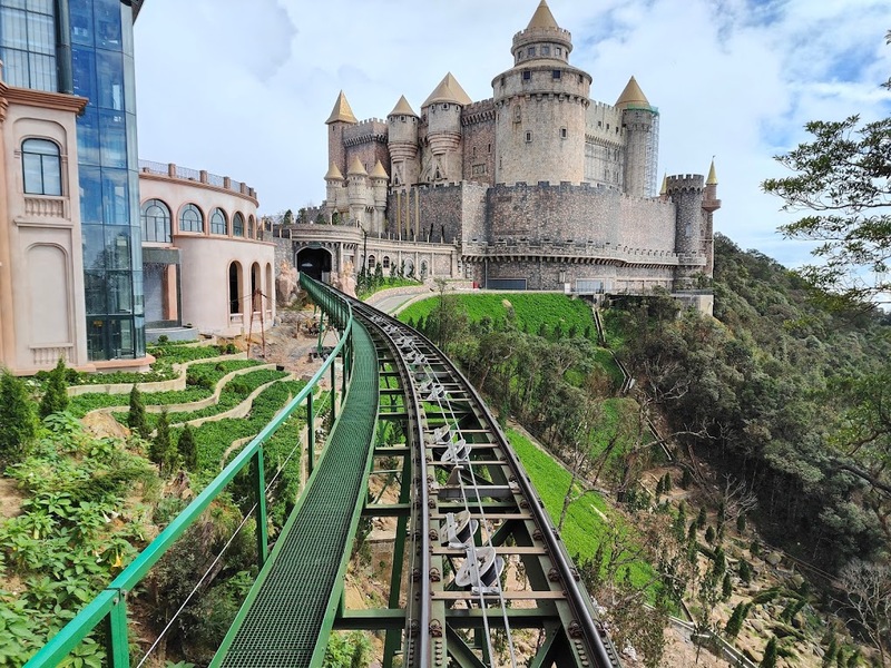 alpine coaster, ba na hill cable car, banahills, beer plaza, debay wine cellar, fantasy park, flying eyes theatre, french village, golden bridge, le jardin d'amour, linh phong zen monastery, linh ung pagoda, luna castle, mercure danang, mercure danang french village bana hills, saint denis, sun world, sun world ba na hills, tower drop, กระเช้าลอยฟ้า, กระเช้าเวียดนาม, ดานังเวียดนาม, ที่เที่ยวเวียดนาม 2023, บานาฮิลล์, บานาฮิลล์ 2024, บานาฮิลล์ 2567, ปราสาทจันทรา, พระพุทธรูปใหญ่, พระใหญ่บานาฮิลล์, รถไฟเหาะ, ร้านไวน์บานาฮิลล์, วัดหลินฟองเซ็น, สวนดอกไม้, สวนดอกไม้แห่งความรัก, สวนสนุก, สวนสนุกบานาฮิลล์, สะพานมือ, สะพานมือยักษ์, หมู่บ้านฝรั่งเศส, หอคอย9ชั้น, อาหารบุฟเฟ่ต์, เที่ยวดานัง, เที่ยวเวียดนาม, เมอร์เคียว ดานัง, เมืองฝรั่งเศส, ้เวียดนาม2023, โบสถ์เซนต์ เดนิส, โรงบ่มไวน์ดีเบย์, โรงแรมเมอร์เคียว ดานัง เฟรนช์ วิลเลจ บานา ฮิลส์, โรงไวน์, เที่ยวบานาฮิลล์ ยกยุโรปมาไว้เวียดนาม ขึ้นกระเช้าลอยฟ้าผ่านหมอก ไม่พลาดแลนด์มาร์คดัง