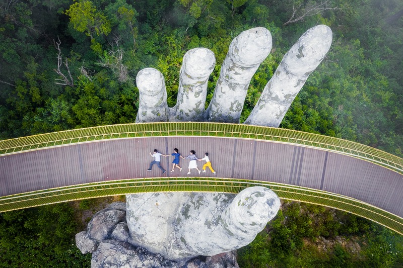alpine coaster, ba na hill cable car, banahills, beer plaza, debay wine cellar, fantasy park, flying eyes theatre, french village, golden bridge, le jardin d'amour, linh phong zen monastery, linh ung pagoda, luna castle, mercure danang, mercure danang french village bana hills, saint denis, sun world, sun world ba na hills, tower drop, กระเช้าลอยฟ้า, กระเช้าเวียดนาม, ดานังเวียดนาม, ที่เที่ยวเวียดนาม 2023, บานาฮิลล์, บานาฮิลล์ 2024, บานาฮิลล์ 2567, ปราสาทจันทรา, พระพุทธรูปใหญ่, พระใหญ่บานาฮิลล์, รถไฟเหาะ, ร้านไวน์บานาฮิลล์, วัดหลินฟองเซ็น, สวนดอกไม้, สวนดอกไม้แห่งความรัก, สวนสนุก, สวนสนุกบานาฮิลล์, สะพานมือ, สะพานมือยักษ์, หมู่บ้านฝรั่งเศส, หอคอย9ชั้น, อาหารบุฟเฟ่ต์, เที่ยวดานัง, เที่ยวเวียดนาม, เมอร์เคียว ดานัง, เมืองฝรั่งเศส, ้เวียดนาม2023, โบสถ์เซนต์ เดนิส, โรงบ่มไวน์ดีเบย์, โรงแรมเมอร์เคียว ดานัง เฟรนช์ วิลเลจ บานา ฮิลส์, โรงไวน์, เที่ยวบานาฮิลล์ ยกยุโรปมาไว้เวียดนาม ขึ้นกระเช้าลอยฟ้าผ่านหมอก ไม่พลาดแลนด์มาร์คดัง
