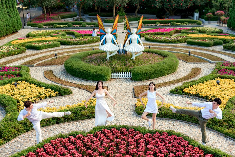 alpine coaster, ba na hill cable car, banahills, beer plaza, debay wine cellar, fantasy park, flying eyes theatre, french village, golden bridge, le jardin d'amour, linh phong zen monastery, linh ung pagoda, luna castle, mercure danang, mercure danang french village bana hills, saint denis, sun world, sun world ba na hills, tower drop, กระเช้าลอยฟ้า, กระเช้าเวียดนาม, ดานังเวียดนาม, ที่เที่ยวเวียดนาม 2023, บานาฮิลล์, บานาฮิลล์ 2024, บานาฮิลล์ 2567, ปราสาทจันทรา, พระพุทธรูปใหญ่, พระใหญ่บานาฮิลล์, รถไฟเหาะ, ร้านไวน์บานาฮิลล์, วัดหลินฟองเซ็น, สวนดอกไม้, สวนดอกไม้แห่งความรัก, สวนสนุก, สวนสนุกบานาฮิลล์, สะพานมือ, สะพานมือยักษ์, หมู่บ้านฝรั่งเศส, หอคอย9ชั้น, อาหารบุฟเฟ่ต์, เที่ยวดานัง, เที่ยวเวียดนาม, เมอร์เคียว ดานัง, เมืองฝรั่งเศส, ้เวียดนาม2023, โบสถ์เซนต์ เดนิส, โรงบ่มไวน์ดีเบย์, โรงแรมเมอร์เคียว ดานัง เฟรนช์ วิลเลจ บานา ฮิลส์, โรงไวน์, เที่ยวบานาฮิลล์ ยกยุโรปมาไว้เวียดนาม ขึ้นกระเช้าลอยฟ้าผ่านหมอก ไม่พลาดแลนด์มาร์คดัง