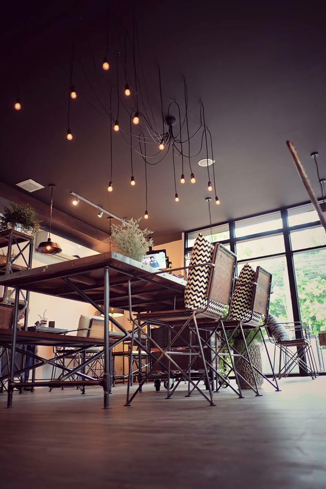 top 6+ ร้านคาเฟ่โทนสีดำสุดคูล พร้อมมุมน่านั่ง น่าถ่ายรูป อีกแหล่งเช็คอินใหม่ที่ไม่ควรพลาด!!!, Sheep in the City, The Black Forest, 29nov.coffee by Saiparn, IM Cafe', Yellow Submarine Coffee Tank, Kurious Cafe