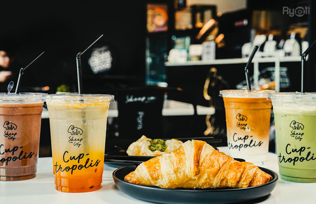 top 6+ ร้านคาเฟ่โทนสีดำสุดคูล พร้อมมุมน่านั่ง น่าถ่ายรูป อีกแหล่งเช็คอินใหม่ที่ไม่ควรพลาด!!!, Sheep in the City, The Black Forest, 29nov.coffee by Saiparn, IM Cafe', Yellow Submarine Coffee Tank, Kurious Cafe