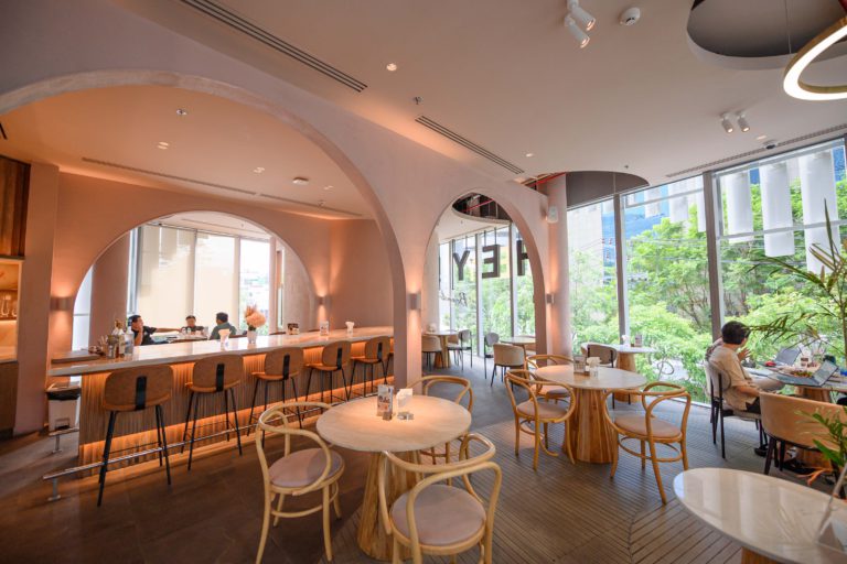 Hey!Beanstro, สิริมหรรณพ (Sirimahannop) , Copper Beyond Buffet, Skyline at Avani+ Riverside Bangkok Hotel, Khao Ekkamai,  เสวย ริเวอร์วิว พระราม 3 (Savoey Riverview) , Siam Yacht Club Royal Orchid Sheraton, Above Riva at Riva Arun , ฟาลาเบลล่า ริเวอร์ ฟร้อนท์ ไอคอนสยาม (Falabella River Front Iconsiam)  , Giorgio's Riverside Royal Orchid Sheraton Hotel, Pink Giraffe Rooftop Bar by Topgolf Megacity, Trader's Vic at Anantara Riverside Bangkok Resort, Longtail Restaurant by Anantara Riverside bangkok, อรุณ ไทย คูซีน บาย สีฟ้า (Arun Thai Cuisine By See Fah) , เดอะ เฮ้าส์ ออฟ สมูท เคอร์รี่ (The House of Smooth Curry)  , Axis &amp; Spin Sky Lounge &amp; Bar Rooftop at The Continent Boutique Hotel, บ้านแดง โดย เมธาวลัย ศรแดง  , เลอปารีส เอกมัย (Le Paris Croissant Cafe and Bisto) , Bangkok Trading Post Bistro &amp; Bar by 137 Pillars, พระยาบาร์ รูฟท็อป (Praya Bar),  Vela Rooftop Sanampao  , Saffron Sky Garden Rooftop Banyan Tree Bangkok , Rim Rooftop Dining &amp; Bar,  อูโนมาส (UNO MAS Centara Grand at Central World) , The Coffee Club River City , Audrey Cafe Central Embassy, Medinii Panorama Restaurant (35th floor), Mellow Thonglor , Suan Bua Centara Grand Ladprao, Top 30+ ร้านอาหารบรรยากาศดี 2024 น่านั่งในกรุงเทพ ที่ต้องชวนคนพิเศษไปนั่งชิล