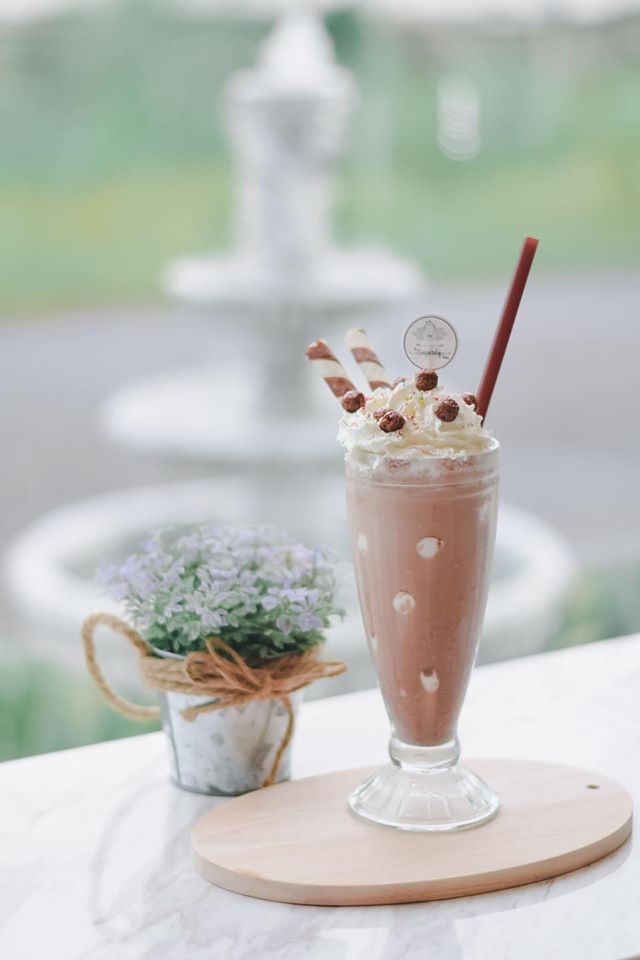รวม 10 คาเฟ่บรรยากาศดีมีที่จอดรถ พิกัดเด็ดที่สายคาเฟ่ห้ามพลาด!