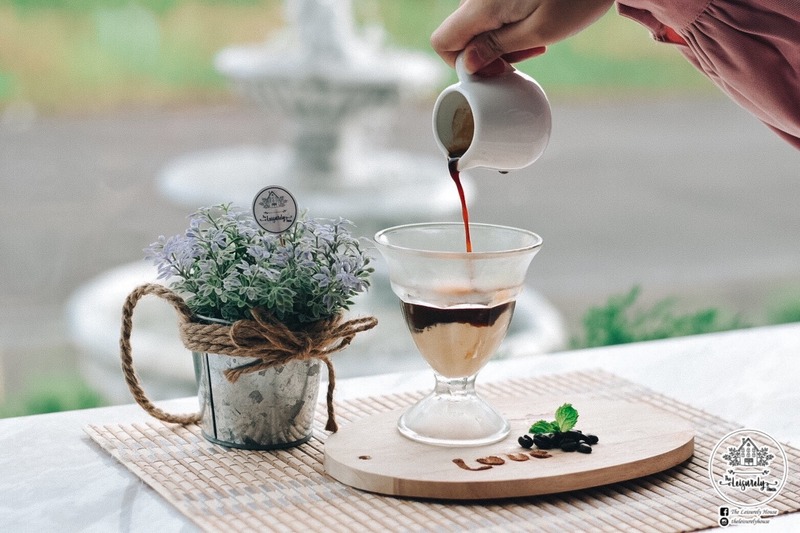 รวม 10 คาเฟ่บรรยากาศดีมีที่จอดรถ พิกัดเด็ดที่สายคาเฟ่ห้ามพลาด!