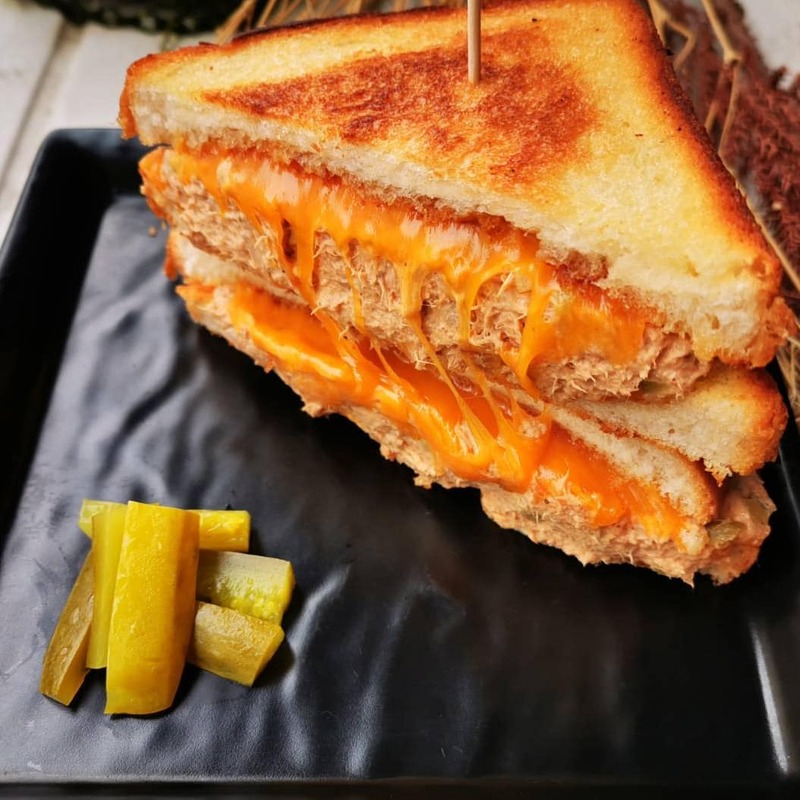 top 10+ ร้านอาหารอเมริกัน เบอร์เกอร์ชีสเยิ้มไส้ทะลัก สเต็กเนื้อนุ่มชุ่มฉ่ำในย่านสุขุมวิท