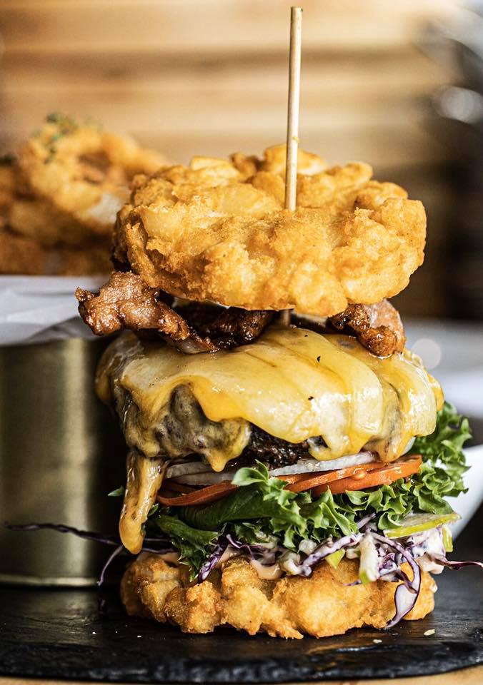 top 10+ ร้านอาหารอเมริกัน เบอร์เกอร์ชีสเยิ้มไส้ทะลัก สเต็กเนื้อนุ่มชุ่มฉ่ำในย่านสุขุมวิท