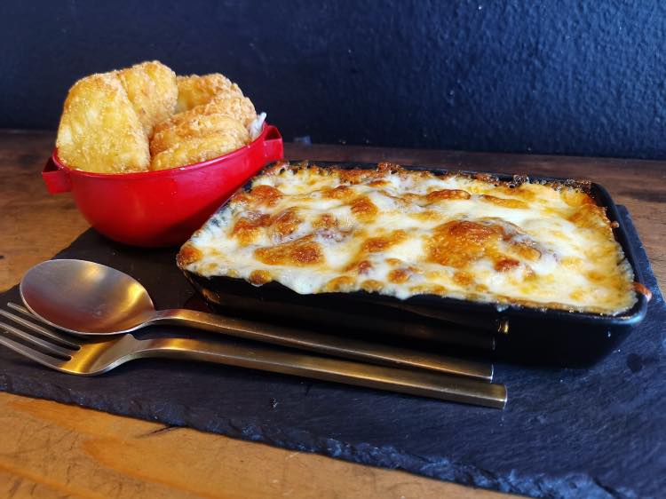 top 10+ ร้านอาหารอเมริกัน เบอร์เกอร์ชีสเยิ้มไส้ทะลัก สเต็กเนื้อนุ่มชุ่มฉ่ำในย่านสุขุมวิท