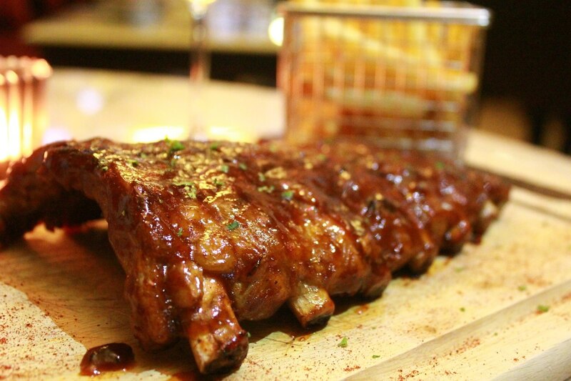 top 10+ ร้านอาหารอเมริกัน เบอร์เกอร์ชีสเยิ้มไส้ทะลัก สเต็กเนื้อนุ่มชุ่มฉ่ำในย่านสุขุมวิท
