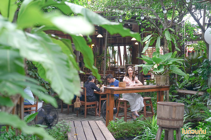 คาเฟ่นาคนิวาส, ฐ คาเฟ่, ฐ คาเฟ่น่ารัก ในสวนร่มรื่น