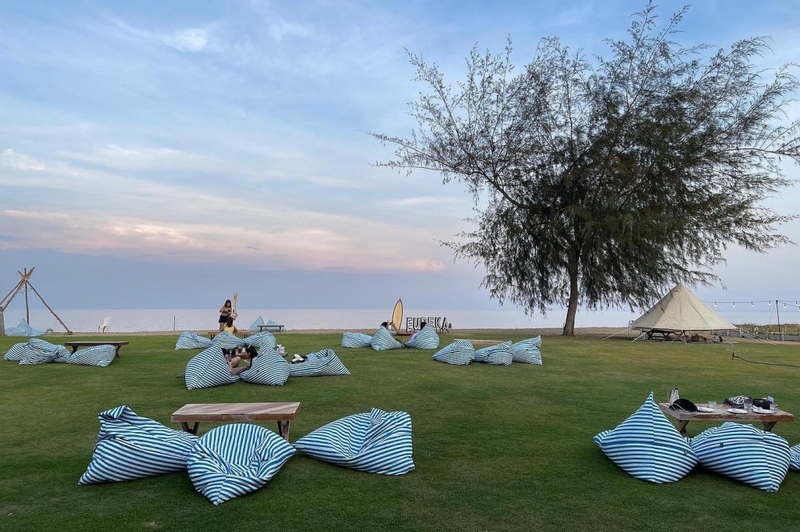 1d+ day artist, air space, air space hua hin, bamp beach & cafe, bamp cafe, bella costa, bonnie on the beach, coco & coff, drip rim lay, drip rim lay huahin, eureka beach cafe, eureka nitro coffee, iko camp & cafe, matapita, matapita cafe, memory house cafe, memory house cafe huahin, molley coffee stand, oneddayartist, pineapple surf club, rimpha chomview, s&039;more cafe, skoop beach café, sugar bloom, the moment cafe and craft, tumlay cafe & bar, tumlay cafe & bar huahin, turtle bay, turtle bay hua hin, คาเฟ่หัวหิน, คาเฟ่หัวหิน 2023, คาเฟ่หัวหิน 2024, คาเฟ่หัวหิน 2566, คาเฟ่หัวหิน 2567, คาเฟ่ใกล้ฉัน, ชูก้าบลูม คาเฟ่, บ้านใกล้วัง, บ้านใกล้วัง หัวหิน, ประจวบคีรีขันธ์ คาเฟ่, ยูเรก้าบีชคาเฟ่, ร้านอาหารไทย หัวหิน, ริมผาชมวิว, วังไกลกังวล, หัวหิน, หัวหิน 2024, อีโก้ แคมป์ แอนด์ คาเฟ่, เซิร์ฟคลับ หัวหิน, เดอะโมเม้นคาเฟ่, เมมโมรี่เฮ้าส์, โรงแรม veranda, top 20+ คาเฟ่หัวหิน [กรกฎาคม 2024] นั่งจิบกาแฟเย็น ๆ รับลมริมทะเลฟิน ๆ พร้อมมุมถ่ายรูปสุดจึ้ง!