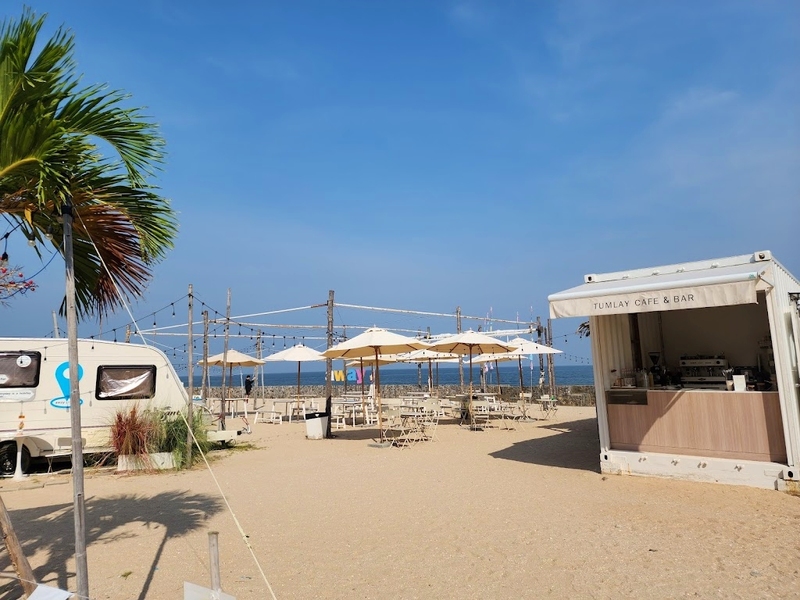 1d+ day artist, air space, air space hua hin, bamp beach & cafe, bamp cafe, bella costa, bonnie on the beach, coco & coff, drip rim lay, drip rim lay huahin, eureka beach cafe, eureka nitro coffee, iko camp & cafe, matapita, matapita cafe, memory house cafe, memory house cafe huahin, molley coffee stand, oneddayartist, pineapple surf club, rimpha chomview, s&039;more cafe, skoop beach café, sugar bloom, the moment cafe and craft, tumlay cafe & bar, tumlay cafe & bar huahin, turtle bay, turtle bay hua hin, คาเฟ่หัวหิน, คาเฟ่หัวหิน 2023, คาเฟ่หัวหิน 2024, คาเฟ่หัวหิน 2566, คาเฟ่หัวหิน 2567, คาเฟ่ใกล้ฉัน, ชูก้าบลูม คาเฟ่, บ้านใกล้วัง, บ้านใกล้วัง หัวหิน, ประจวบคีรีขันธ์ คาเฟ่, ยูเรก้าบีชคาเฟ่, ร้านอาหารไทย หัวหิน, ริมผาชมวิว, วังไกลกังวล, หัวหิน, หัวหิน 2024, อีโก้ แคมป์ แอนด์ คาเฟ่, เซิร์ฟคลับ หัวหิน, เดอะโมเม้นคาเฟ่, เมมโมรี่เฮ้าส์, โรงแรม veranda, top 20+ คาเฟ่หัวหิน [กรกฎาคม 2024] นั่งจิบกาแฟเย็น ๆ รับลมริมทะเลฟิน ๆ พร้อมมุมถ่ายรูปสุดจึ้ง!