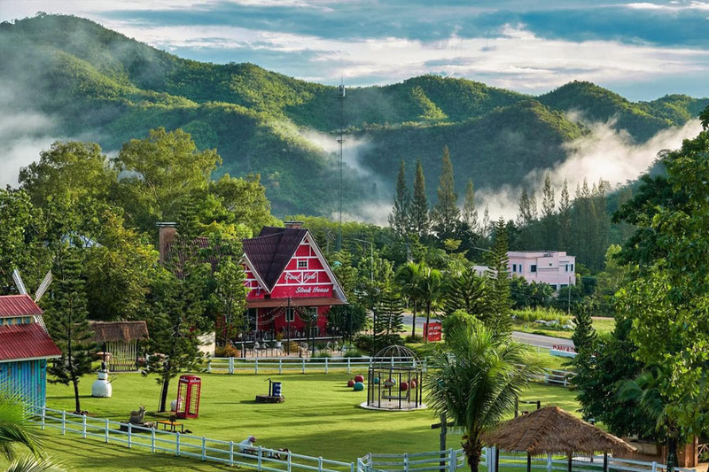 1. อินเลญา ราชบุรี (Inlaya Ratchaburi), 2. อริสโต ชิค รีสอร์ท แอนด์ ฟาร์ม (Aristo Chic Resort and Farm), 3. ณ เวลา โฮเต็ล แอนด์ คอนเวนชั่น (Navela Hotel &amp; Convention), 4. โรยัล กู๊ดวิว รีสอร์ท แอนด์ ฟาร์ม (Royal Good View Resort &amp; Farm), 5. ดิ แอนธีค ริเวอร์ไซด์ (The Antique Riverside), 6. คุ้มดำเนิน รีสอร์ท (Khum Damnoen Resort), 7. พิง-เพ-ลา โพธาราม (Phingphayla Photharam), 8. บ้านปองธารา (Baan Pong Tara), 9. ริมน้ำโพธาราม รีสอร์ท (Rimnamphotharam Resort), 10. ก่องกานท์ เบด แอนด ฟาร์มสเตย์ (Kongkarn Resort and Farmstay), Top 10+ ที่พักราชบุรี 2567 เปิดใหม่สวยๆ ใกล้ชิดธรรมชาติ ติดริมน้ำ ที่พักสวนผึ้ง