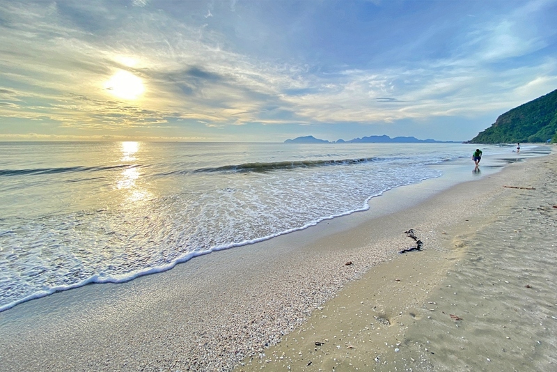 beachgoers, bueng bua nature education center, camping, cha-am-hua hin, crocodile show, drip rim lay, elastic walking, elephants show, flaming milk tea, fresh seafood, haad sam phraya, hin walking street, hua hin district, hua hin night market, hua hin safari & adventure park, huay mongkol temple, instagram spot, kaeng krachan national park, khao dang viewpoint, khao hin lek fai, khao hin lek fai view point, khao sam roi yot national park, khao takiab beach, khao tao reservoir, ladder walking, leisurely stroll, luxurious options, memory house, memory house cafe huahin, near bangkok, pa la-u waterfall, panoramic view, phraya nakron cave, popular seaside, prachuap khiri khan, pranburi dam, pranburi forest park, pranburi river, rajabhakti park, regent beach, rope climbing, sai noi beach, sam phraya beach, seen space hua hin, skoop beach cafe hua hin, suan son beach, suan son pradipat, suan son pradiphat, thao kosa forest park, three sugar palms, three sugar palms at paknam pran, tigers show, top seacret beach cafe, tree top adventure park huahin, vana nava water jungle, vana varin resort, wat khao takiab, zip lines, จุดชมวิว เขาหินเหล็กไฟ, ชายหาดหัวหิน, ซีนสเปซ หัวหิน, ตลาดชิเคด้า, ตลาดแทมมารีน, ตลาดโต้รุ่งหัวหิน, ถนนคนเดินหัวหิน, ที่เที่ยวหัวหิน, ที่เที่ยวหัวหิน 2024, ที่เที่ยวหัวหิน 2565, ที่เที่ยวหัวหิน 2567, วัดห้วยมงคล, วัดเขาตะเกียบ, สถานีรถไฟหัวหิน, สวนน้ำ วานา นาวา, สวนน้ำ วานา นาวา วอเตอร์ จังเกิ้ล, สวนสนประดิพัทธ์, หัวหิน, หัวหิน 2024, หัวหิน 2567, หาดสวนสน, หาดหัวหิน, หาดเขาตะเกียบ, อ่างเก็บน้ำเขาเต่า, อุทยานราชภักดิ์, เที่ยวหัวหิน, top 30+ ที่เที่ยวหัวหิน ยอดฮิต [กรกฎาคม 2024] พักผ่อนใกล้กรุง ผ่อนคลายไปกับธรรมชาติ